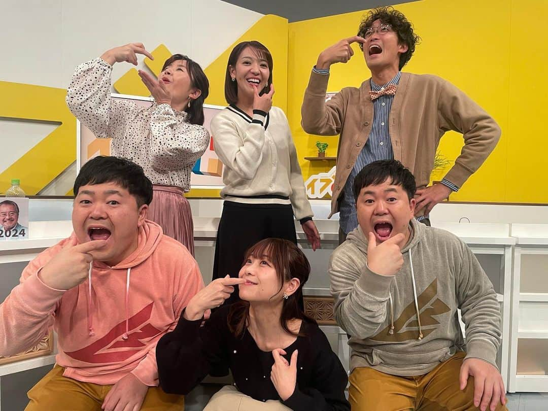 須賀由美子さんのインスタグラム写真 - (須賀由美子Instagram)「#とちぎテレビ #イブ6プラス 今日はマルゲリータ王妃の誕生日ということで #ピザの日 テーマは『ピザ🍕』 私はカリカリ薄い生地派です😆 そしてヘアメイクのちえさんに 可愛い誕生日プレゼントを🎁 いただきましたー！！ もうすっかり誕生日なんて過ぎたと思ってたからサプライズで嬉しかったです💕いつも本当にありがとうございます😊」11月21日 0時14分 - tottiyumi