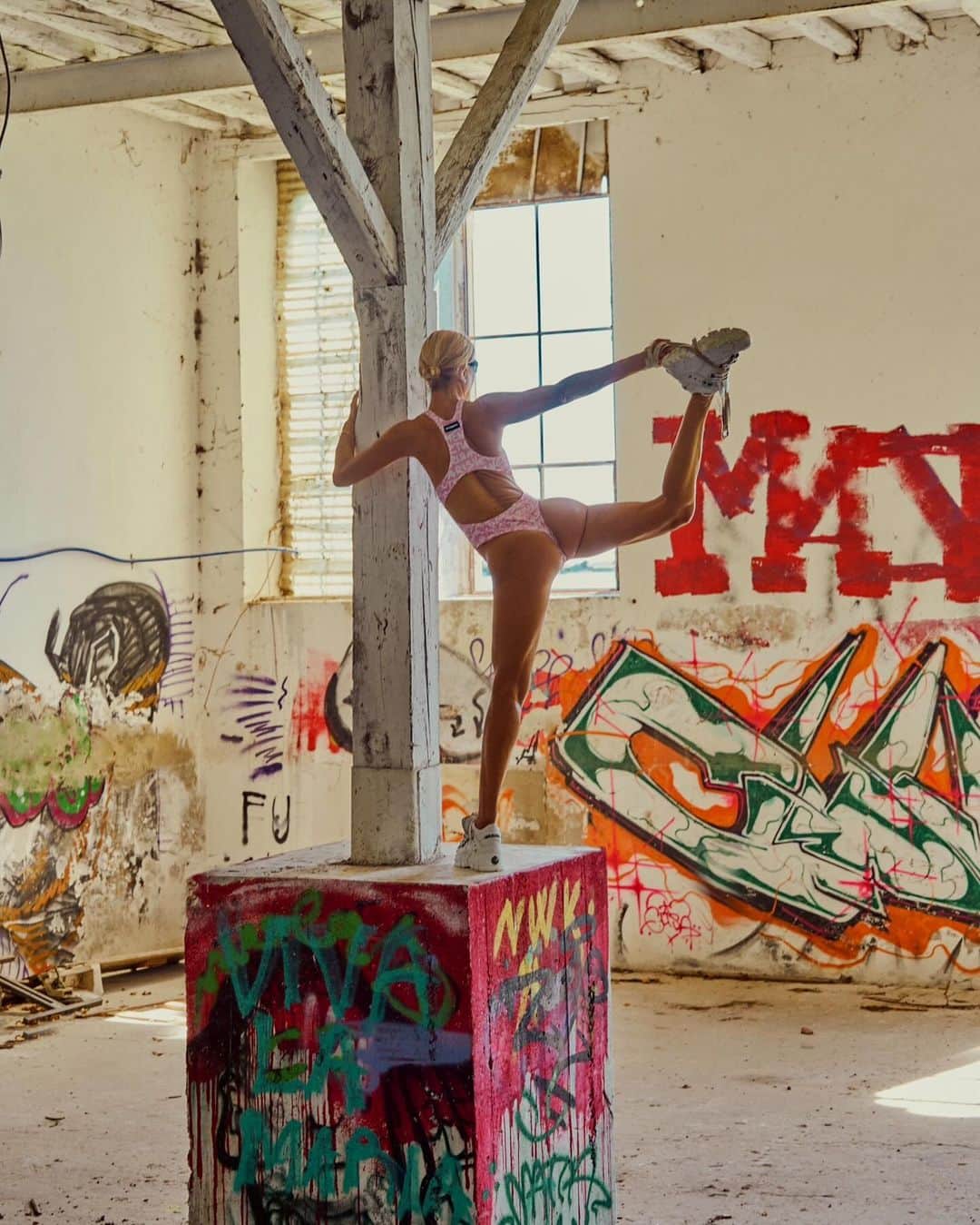 ヴェトモンのインスタグラム：「VETEMENTS ACTIVEWEAR   PHOTO: @anna__yogalove @illuminafilmproduction」