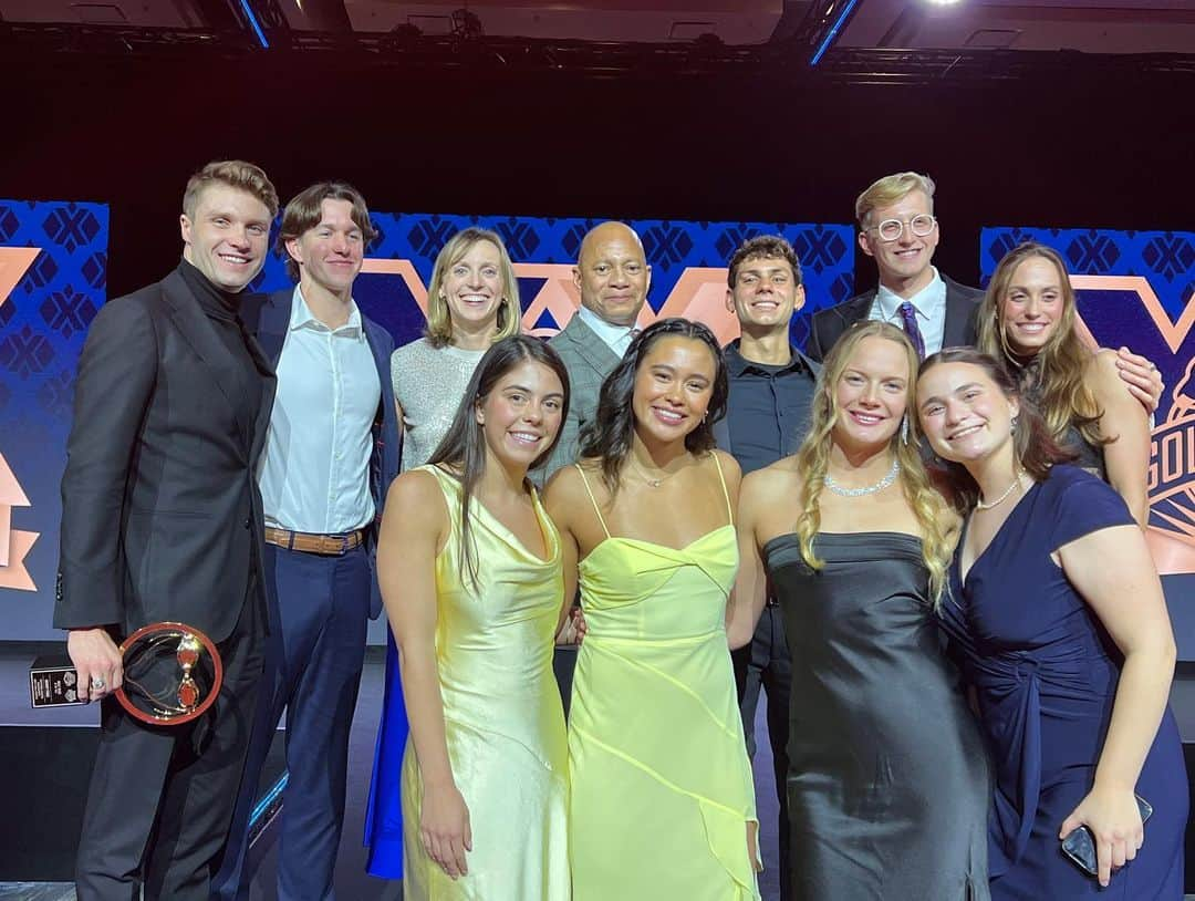 ケイティ・レデッキーさんのインスタグラム写真 - (ケイティ・レデッキーInstagram)「Golden Goggles 2023 🥰🏊🏻‍♀️🐊🇺🇸   Thanks to all who support the USA Swimming Foundation’s mission to save lives and build champions. Thanks to my teammates and coaches @gatorsswimdv and @usaswimming for a great year 💪🏼 and thanks to my family, friends, and @tyrsport for all your support. ❤️  On to ‘24 we go…」11月21日 0時17分 - katieledecky