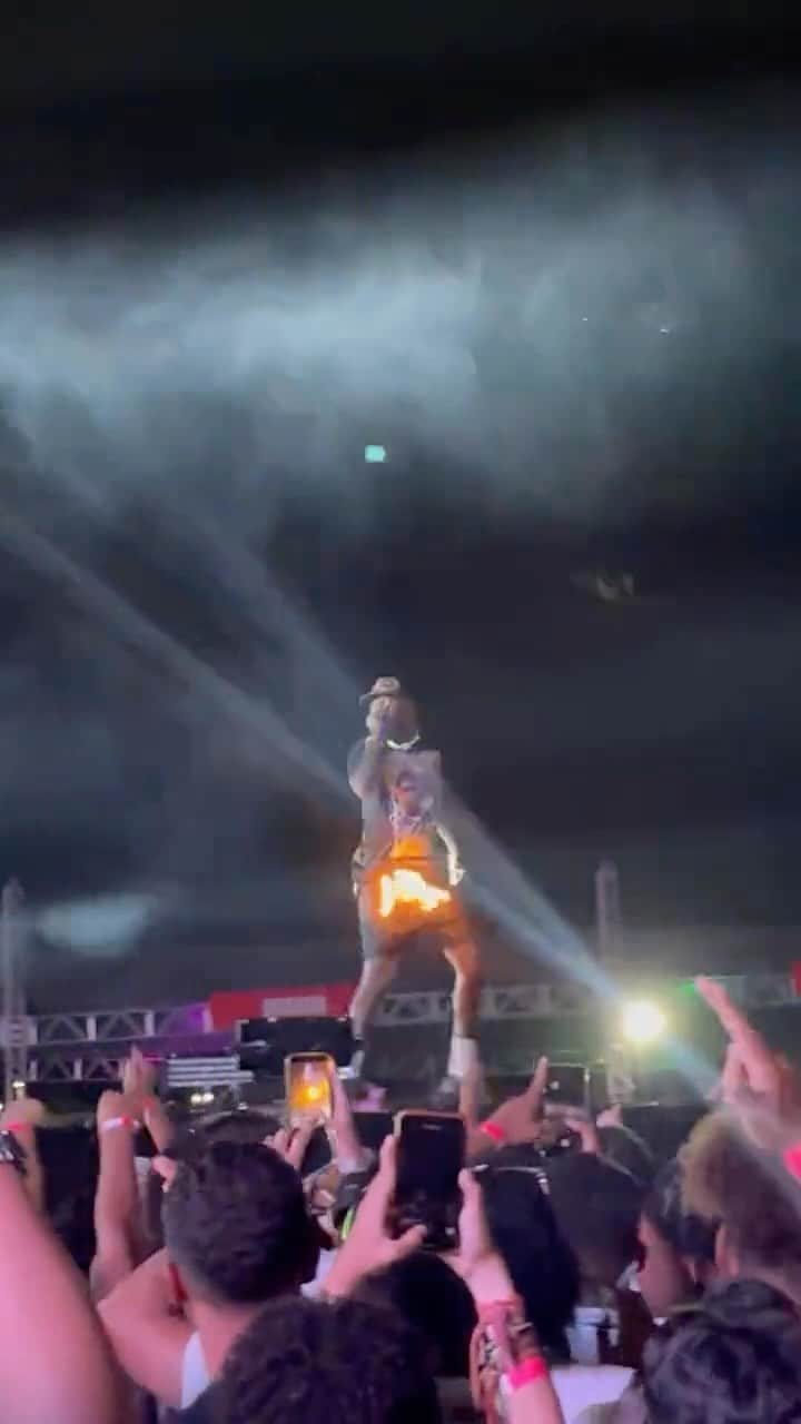 Hugo Glossのインスタグラム：「Tá pegando fogo, bicho! 😱 Após um erro pirotécnico durante show neste final de semana, o rapper Djonga precisou ficar só de cueca no palco. Avisado pelos fãs, ele viu que a bermuda estava pegando fogo e teve a rápida reação de tirar a peça de roupa. Membros da equipe também se aproximaram para auxiliar e verificar se o rapper precisaria de atendimento médico. Apesar do susto, Djonga brincou com a situação: “Pegou fogo de verdade. Está suave. Quero saber como é que faz agora de cuequinha no palco”. (📹: @RapMidiaOficial)」