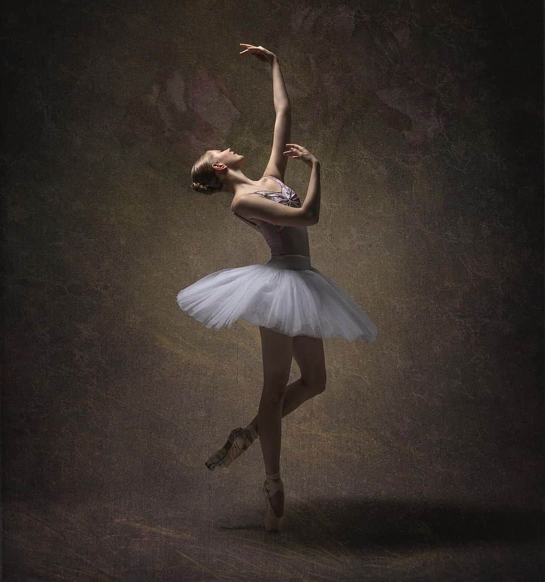 Ballet Is A WorldWide Languageのインスタグラム：「Gorgeous @ulaonpointes by @ha55ellhoff ✨  #worldwideballet 🤍」