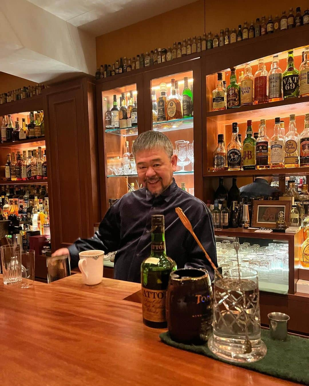 MASAHさんのインスタグラム写真 - (MASAHInstagram)「人生初。 一人でバー。 ギャルとコカボム以外基本的にお酒を飲まない 僕が神戸のバーで一人で飲む。 というか先月もラグビーの山中君達とお邪魔した 知る人ぞ知る名店「Keith」にいざなわれました。 ヴィンテージのリキュールやウィスキーのみを扱ってるマニアックなお店で一番最初はファミリアの社長岡崎さんに連れてってもらいました。 その衝撃はハンパじゃなくてお酒を知らない僕でもびっくりするぐらい不思議な味わいと奥深さが一杯に包まれていて神戸という街並みも手伝ってかそれはそれは身体中に染み渡りました。 今は移転して新しくなりましたが旧店舗は先日ドラマでも放映された日本ラグビー界のレジェンド平尾誠二さんがこよなく愛した場所でもあります。 ちなみに写真のコースターは同じく常連で友人の指揮者である佐渡さんと会えない時にコースターにメッセージを書き合ってやり取りしてたみたいです。 普段あまり触れる事のない空気に触れられるのが神戸の魅力だとあらためて思いました。 一枚目の写真で持ってるやつ超おいしかった。」11月21日 0時21分 - masah977