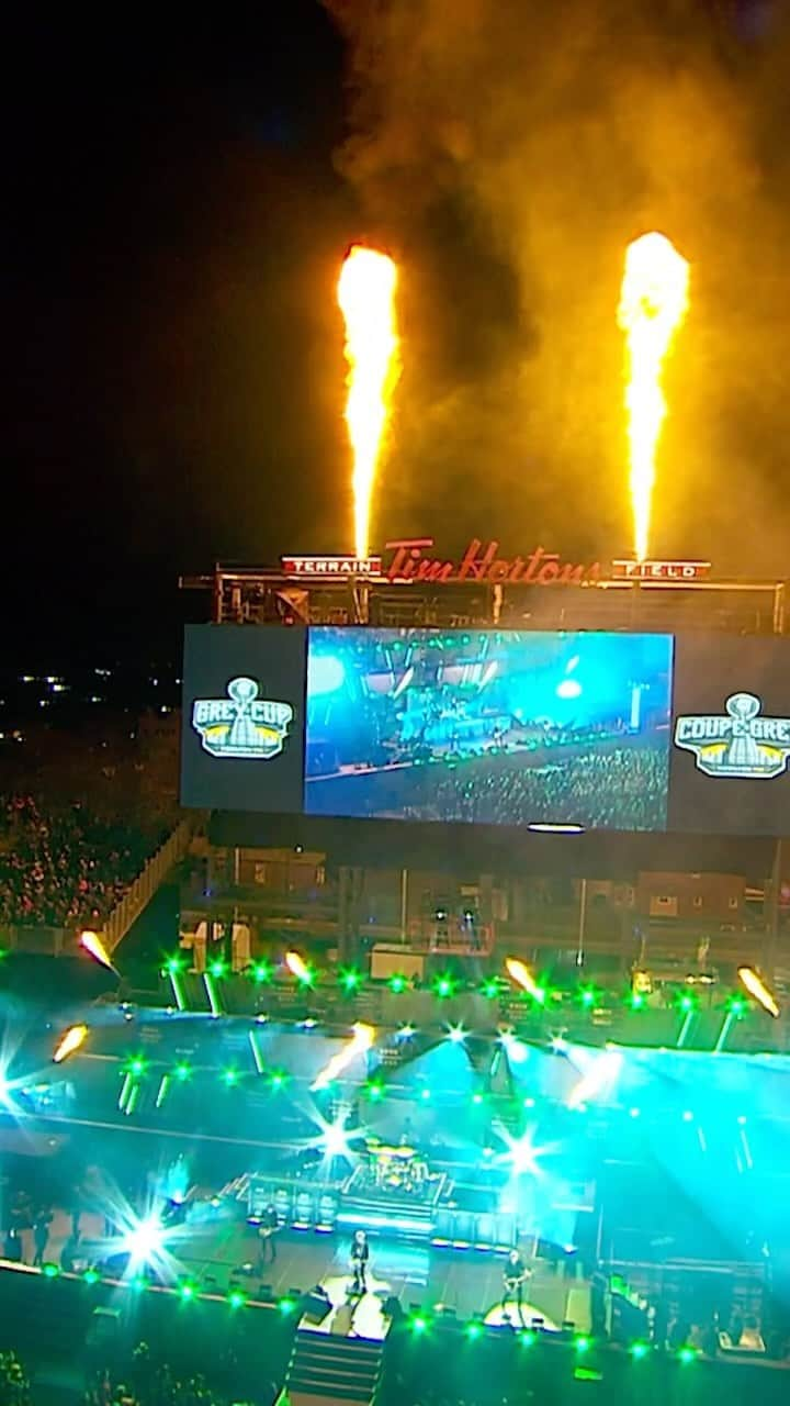 Green Dayのインスタグラム：「Nailed that halftime show at The Hammer @CFL #GreyCup @twistedtea 🔨🏈🤯 watch the full performance at the link in bio」