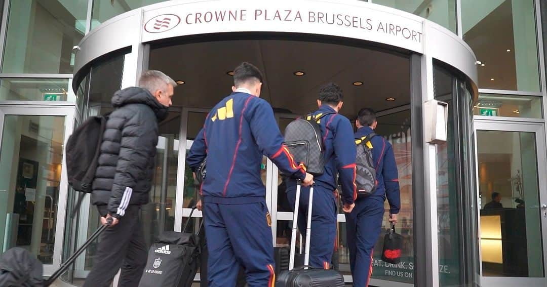 サッカー スペイン代表チームのインスタグラム：「🛬 ¡𝐘𝐚 𝐞𝐬𝐭𝐚𝐦𝐨𝐬 𝐞𝐧 𝐁𝐫𝐮𝐬𝐞𝐥𝐚𝐬!  🇧🇪 La @sefutbol sub-21 ya se encuentra en Bélgica para enfrentarse mañana a la selección local.  🏟 Hoy, a las 19:00, entrenamiento oficial en el Den Dreef Stadion de Lovaina.」