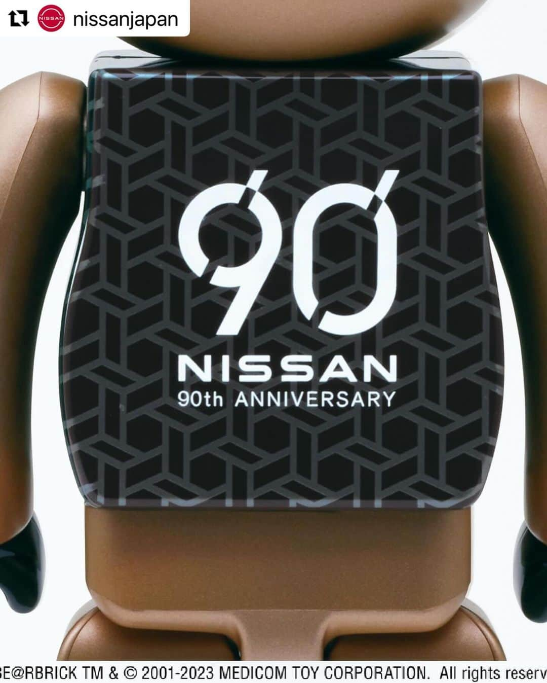 MEDICOM TOYさんのインスタグラム写真 - (MEDICOM TOYInstagram)「#Repost @nissanjapan with @use.repost ・・・ 【 #日産90周年 】 「NISSAN 90周年記念 BE@RBRICK 100% & 400%」が発売されました❗️  組子模様や左手の桜デザイン、バックの創立90周年記念ロゴにご注目ください♪  在庫は残りわずかですが、オンラインショップよりご購入いただけます。 気になった方はストーリーズからチェックしてみてください♪  ※予約いただいたみなさまには順次発送しております  #BEARBRICK #日産 #nissan #ニッサン #nissanjapan #5523」11月21日 0時27分 - medicom_toy