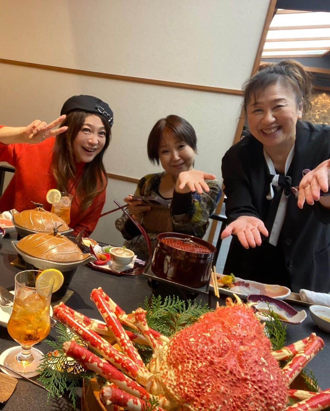 原めぐみさんのインスタグラム写真 - (原めぐみInstagram)「（原めぐみofficial） 西伊豆はタカアシガニが食べられる有名な所なんですって。。今宵さんで、豪勢な夕食を美味しく頂きました❣️ あ〜しあわせ💓  #原めぐみ #西伊豆  #タカアシガニ #西伊豆今宵」11月21日 0時27分 - meguming.h