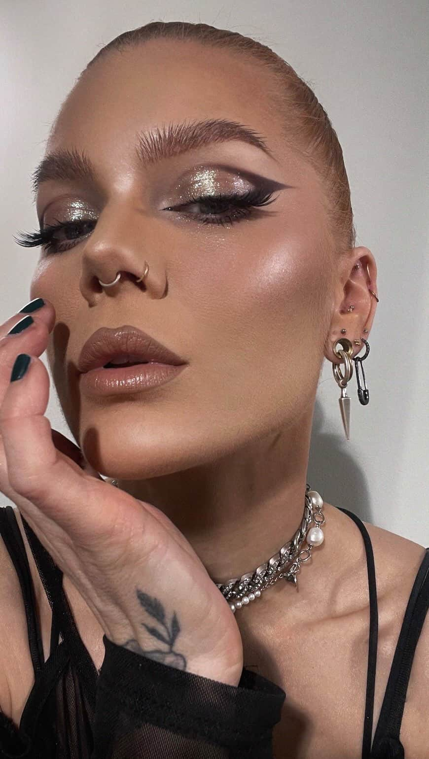 Linda Hallbergのインスタグラム：「Reklam för @lhcosmetics A cool toned eye look because it’s cool 😏 Don’t miss out @lhcosmetics massive black week sale with up to 70% off everything 😍 go to LHcosmetics.com」