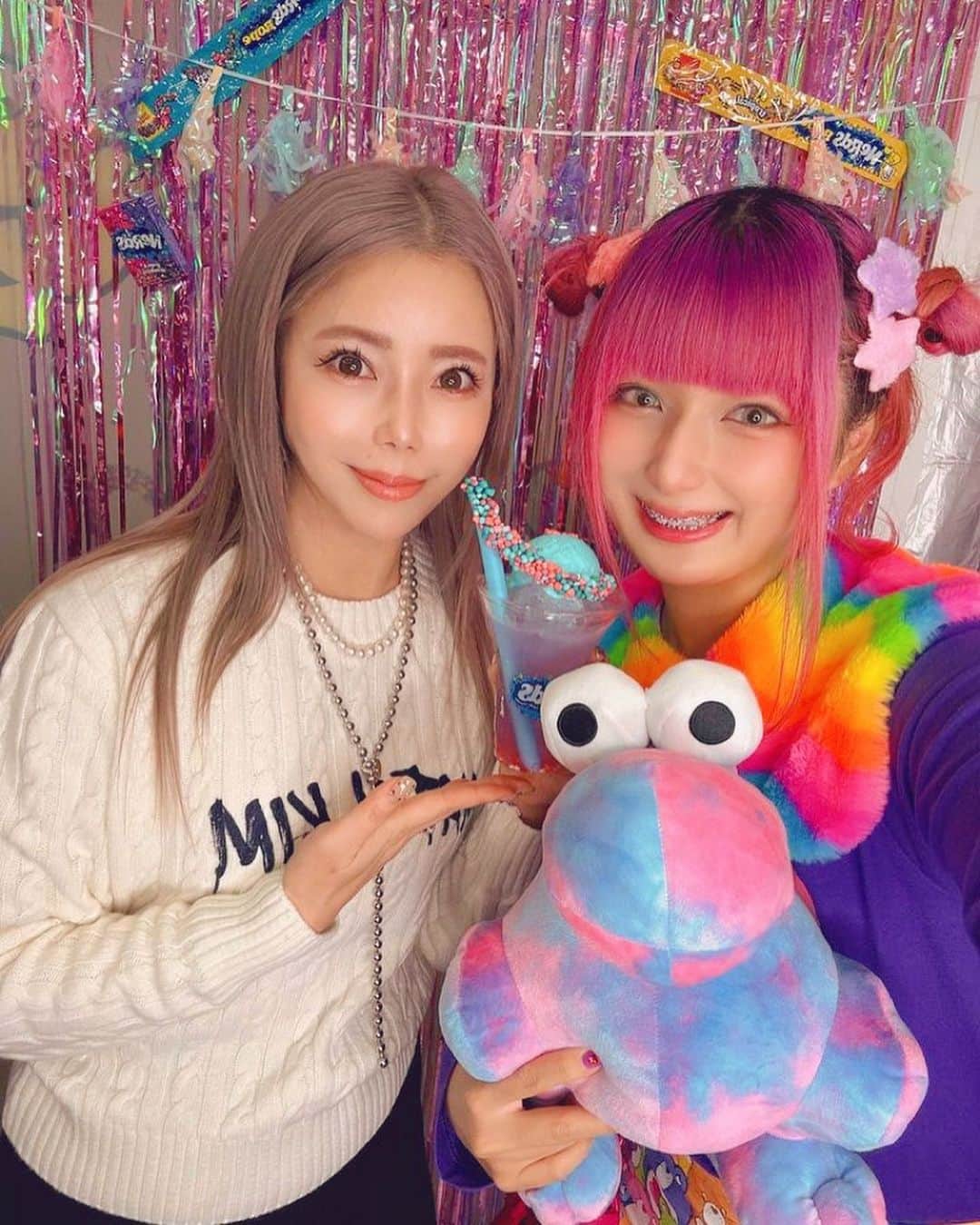 住谷杏奈のインスタグラム：「･ しなこちゃん🫶お誘いありがとう💜 ･ ･ 娘も大大大好きなしなこちゃんが、 あのナーズロープで有名な"NeRds Candy"の 国内公式プロデューサーに任命されて、 竹下通りに🌈NeRdsカフェ🌈をオープンさせたの💓‪ ･ 今日はそのレセプションパーティーにお招きいただきました🌎🎉 ･ 娘はこのレセプションの日を楽しみに楽しみにしていました🥰 ･ 大好きなしなこちゃんにも会えるんだから🥹🫧 ツーショットも撮ってもらえてご満悦📸(写真3枚目) ･ ･ このお店のメイン商品、 ナーズロープが刺さった(？)ドリンク🥤(写真2枚目) アイスも乗っていて豪華🍨 とっても爽やかに飲めて美味しかったぁ🫶 ･ わたしも娘も色んな動画では見ていたけど 実際食べるのははじめてだったナーズロープ🌈 カラフルで噛みごたえがあって、 甘すぎずフルーティーで美味しかった😋 ･ また期間中に遊びに行こうと思います🫶 ･ ･ 小さなお子さんがいるママさん❣️ 絶対にお子さん喜ぶからぜひ行ってみてね🥰 ･ ･ 🌈住所  東京都渋谷区神宮前1-7-1  GO GO CAFE 🌈カフェ開催期間  11/15~12/15 🌈営業時間  10:00~20:00」