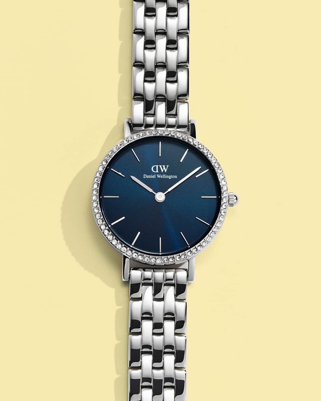 のインスタグラム：「Your Black Friday deals are here and they just got better: Use the code BLACKFRIDAY15 for an extra -15% off your entire purchase. 🙀 But hurry the discount code is only valid until the 28th of November. The watch is ticking... ⌚️✨」