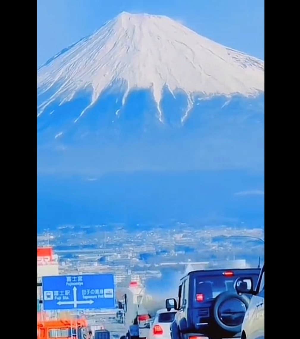 ヤナギブソンのインスタグラム：「この富士山絶景ポイントいつか行こ！ 明日はten!おでかけコンシェルジュみてね！」