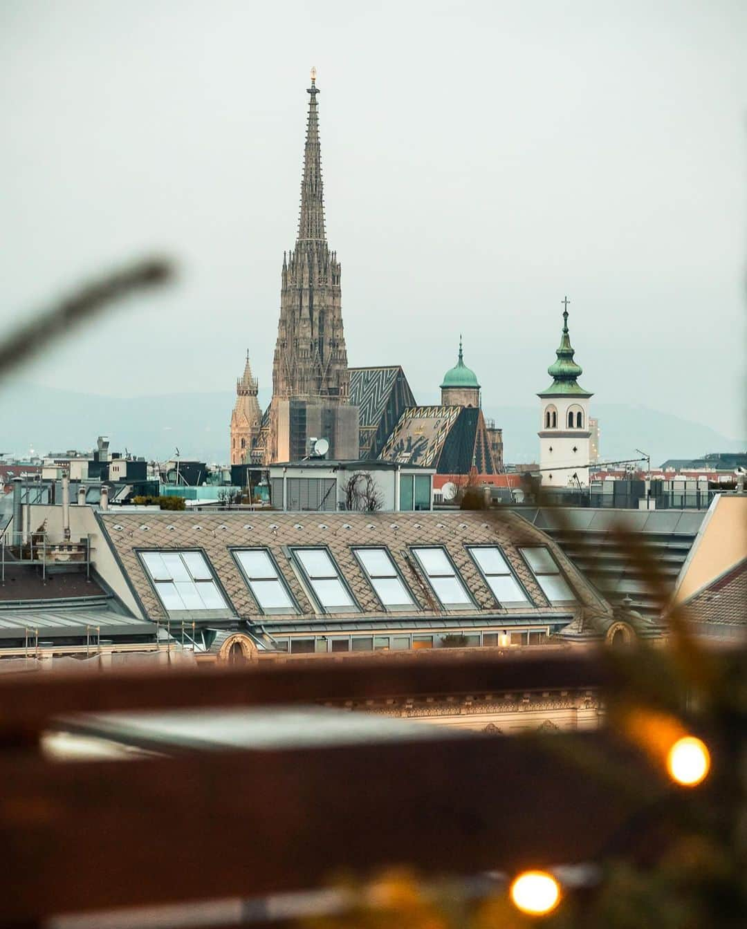 Wien | Viennaさんのインスタグラム写真 - (Wien | ViennaInstagram)「It’s Glühwein time in Vienna! ✨🎄 Wintery punch terraces with amazing views of the festively illuminated city are waiting for you all over town! 🥰 🔗 Check the link in bio for all tips!   📍@ritzcarltonvienna 📍@this.is.klyo  #mulledwine #glühwein #hotwine #punch #christmas #xmas #vienna #wien #wienliebe #viennanow #visitvienna #austria #austriavacations #europetravel #europe_vacations #winterinvienna #christmasinvienna」11月21日 0時32分 - viennatouristboard