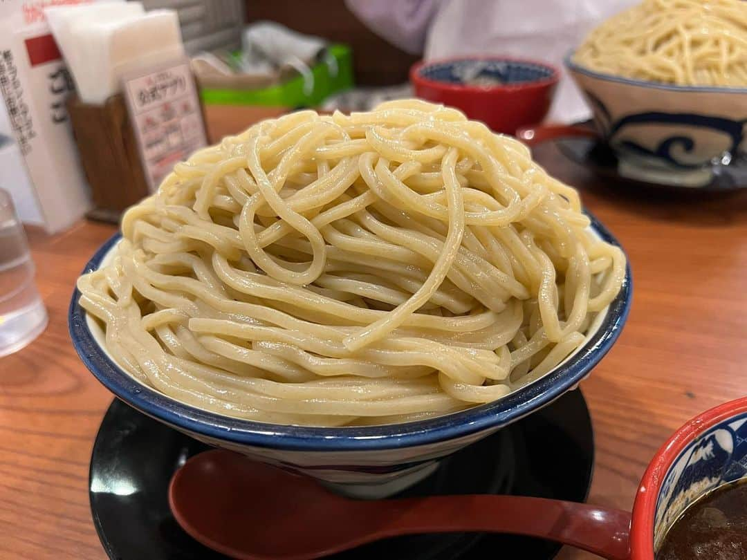 かこのインスタグラム：「1.5kgつけ麺はやっぱり盛り付けから圧巻🥺✨ たまごかけ麺は美味し過ぎて引く🫠5kgくらい食べたい🫠目指せステッカーコンプリート❤️‍🔥 #三田製麺所 #つけ麺 #たまごかけ麺 #絶対食べて #大食い #はらぺこツインズ #双子 #먹방 #대식가 #먹팔 #먹팔해요 #먹스타그램 #대식가 #mukbank #大胃王 #モッパン #ความตะกละ  #Gula」