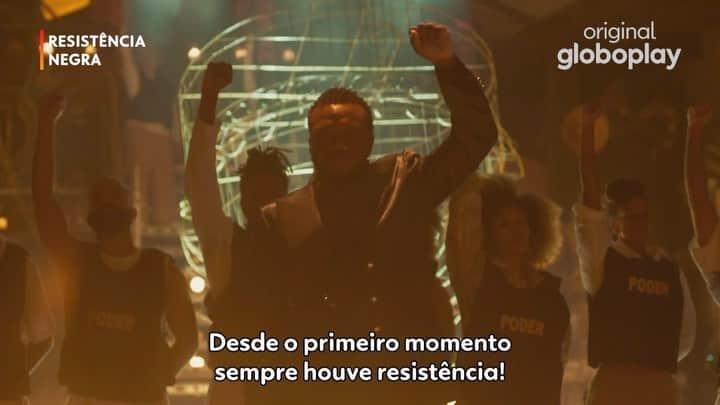 Tais Araújoのインスタグラム：「RESISTÊNCIA TÁ NO AR! 🎬❤️‍🔥 ✊🏾 Vamos ouvir a história do povo negro a partir do ponto de vista de pessoas negras?  A série fala sobre a nossa história e sobre as várias resistências que aconteceram e acontecem até os dias hoje. Está muito lindo, importante e necessário! Fora que o elenco tá incrível tem o @djongador @larissaluzeluz a gracinha que é a @luamirannda 😍 conta com produção e direção da brilhante @mayaraaguiarr . Vamos assistir??  Sai um episódio por semana, o primeiro ta no ar e tudo isso liberado para não assinantes lá no @globoplay.」