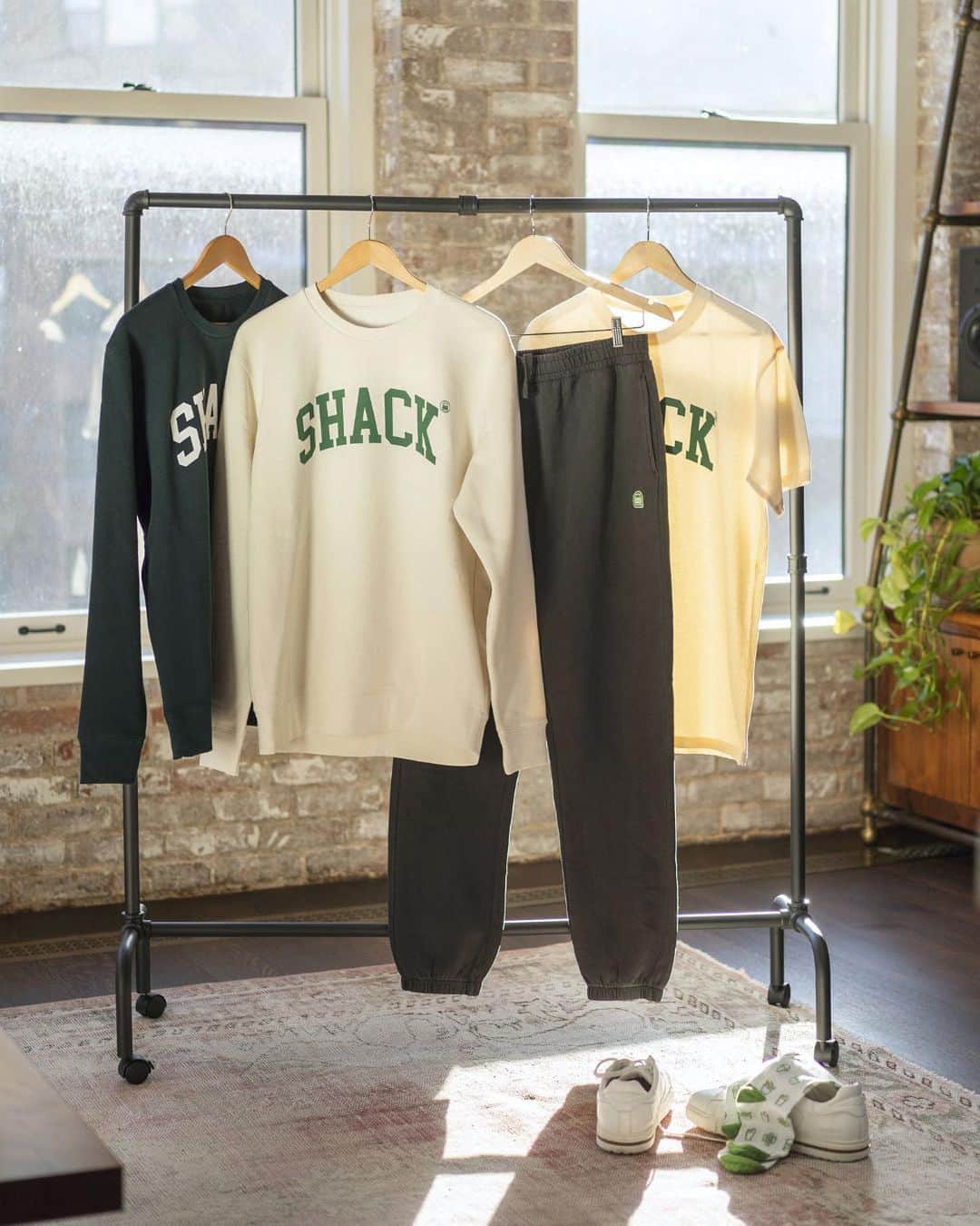 SHAKE SHACKさんのインスタグラム写真 - (SHAKE SHACKInstagram)「Shack merch is here! 💚 Wear your love for Shake Shack with our first collection of soft tees, sweatshirts, Shack hats, iconic socks + more.   Link in bio to shop.」11月21日 0時40分 - shakeshack