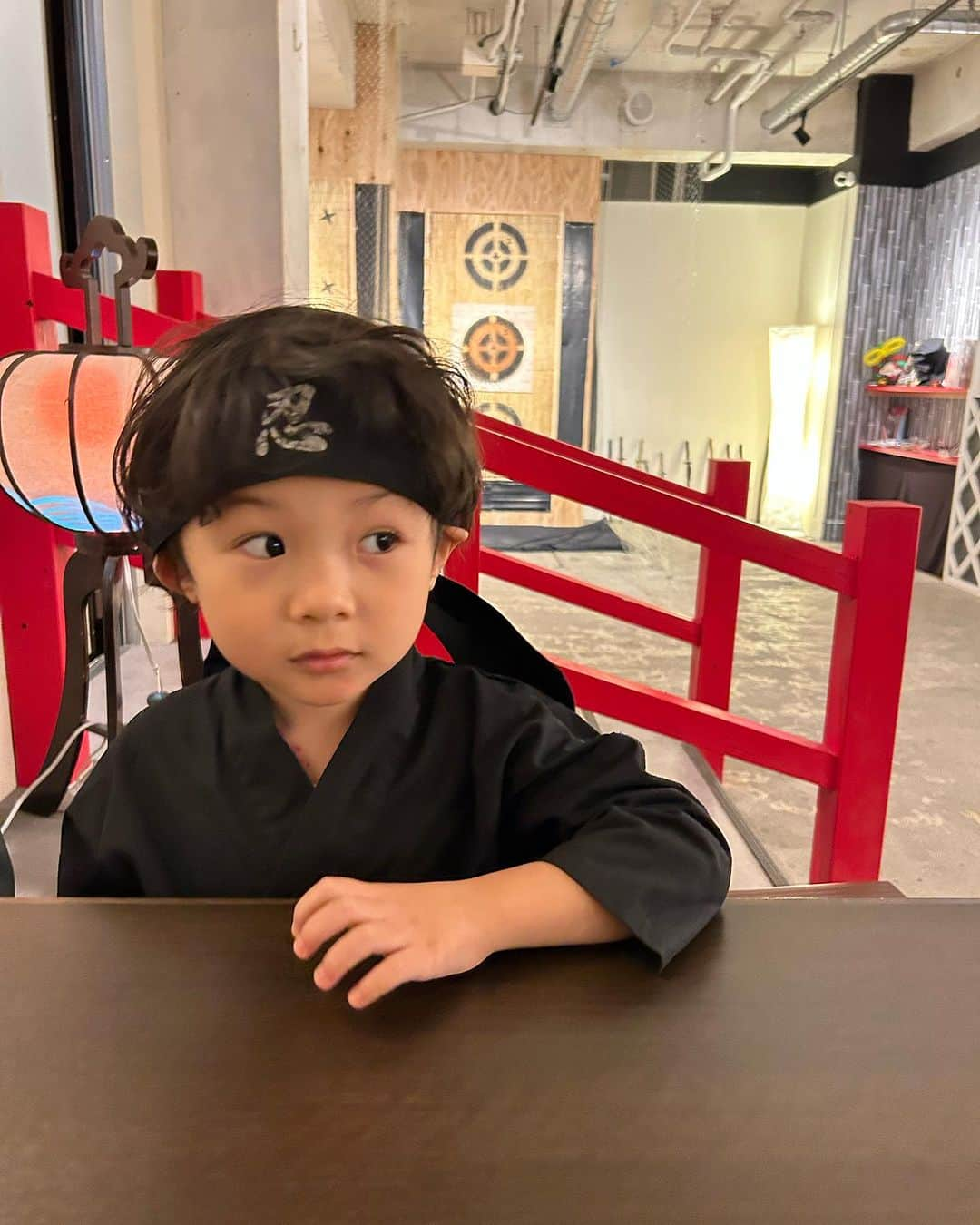 世手子さんのインスタグラム写真 - (世手子Instagram)「【PR】 We are a Shinobi clan🥷 We have been training as a ninja. ⚔️ ninja cafe fun🥤✨ 息子たちの11月は絶賛 #お誕生日月間 w @ninja_cafe_bar  #忍者体験カフェ原宿 に行ってきたでござる❗️ #自来也コース を堪能👏 忍者コスチュームレンタル＋忍者体験3種（手裏剣、吹き矢、剣術）＋ソフトドリンクがセットになったコース(^-^) #寿司太郎 はんと修行してきたでござるよ(￣▽￣)  #ninjaexperiencecafeharajuku 楽しかったよ（＾ω＾） でも 寿司太郎忍者、全然いい子じゃなかったでござるwww それでも体験させてくれる優しいカフェに感謝🌟🌟 ソフドリは #ニンジャエール をいただきました(*´ω｀*) お子様と素敵な思い出作るのにぴったりです(*´꒳`*) #忍者体験 #忍者カフェ #忍者 #原宿」11月21日 0時43分 - rojide