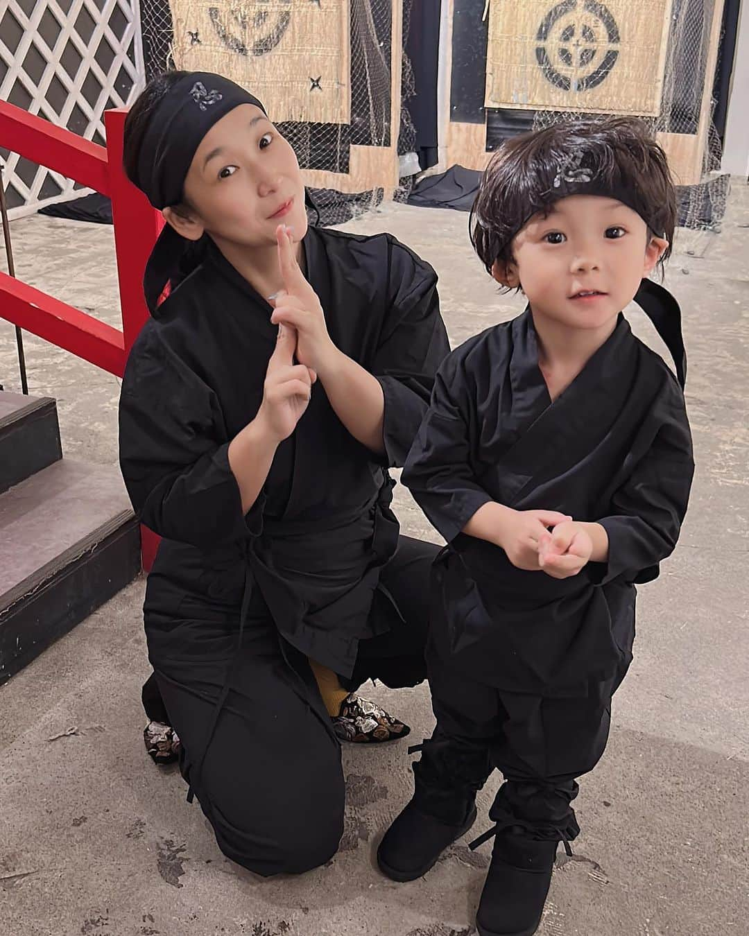 世手子さんのインスタグラム写真 - (世手子Instagram)「【PR】 We are a Shinobi clan🥷 We have been training as a ninja. ⚔️ ninja cafe fun🥤✨ 息子たちの11月は絶賛 #お誕生日月間 w @ninja_cafe_bar  #忍者体験カフェ原宿 に行ってきたでござる❗️ #自来也コース を堪能👏 忍者コスチュームレンタル＋忍者体験3種（手裏剣、吹き矢、剣術）＋ソフトドリンクがセットになったコース(^-^) #寿司太郎 はんと修行してきたでござるよ(￣▽￣)  #ninjaexperiencecafeharajuku 楽しかったよ（＾ω＾） でも 寿司太郎忍者、全然いい子じゃなかったでござるwww それでも体験させてくれる優しいカフェに感謝🌟🌟 ソフドリは #ニンジャエール をいただきました(*´ω｀*) お子様と素敵な思い出作るのにぴったりです(*´꒳`*) #忍者体験 #忍者カフェ #忍者 #原宿」11月21日 0時43分 - rojide