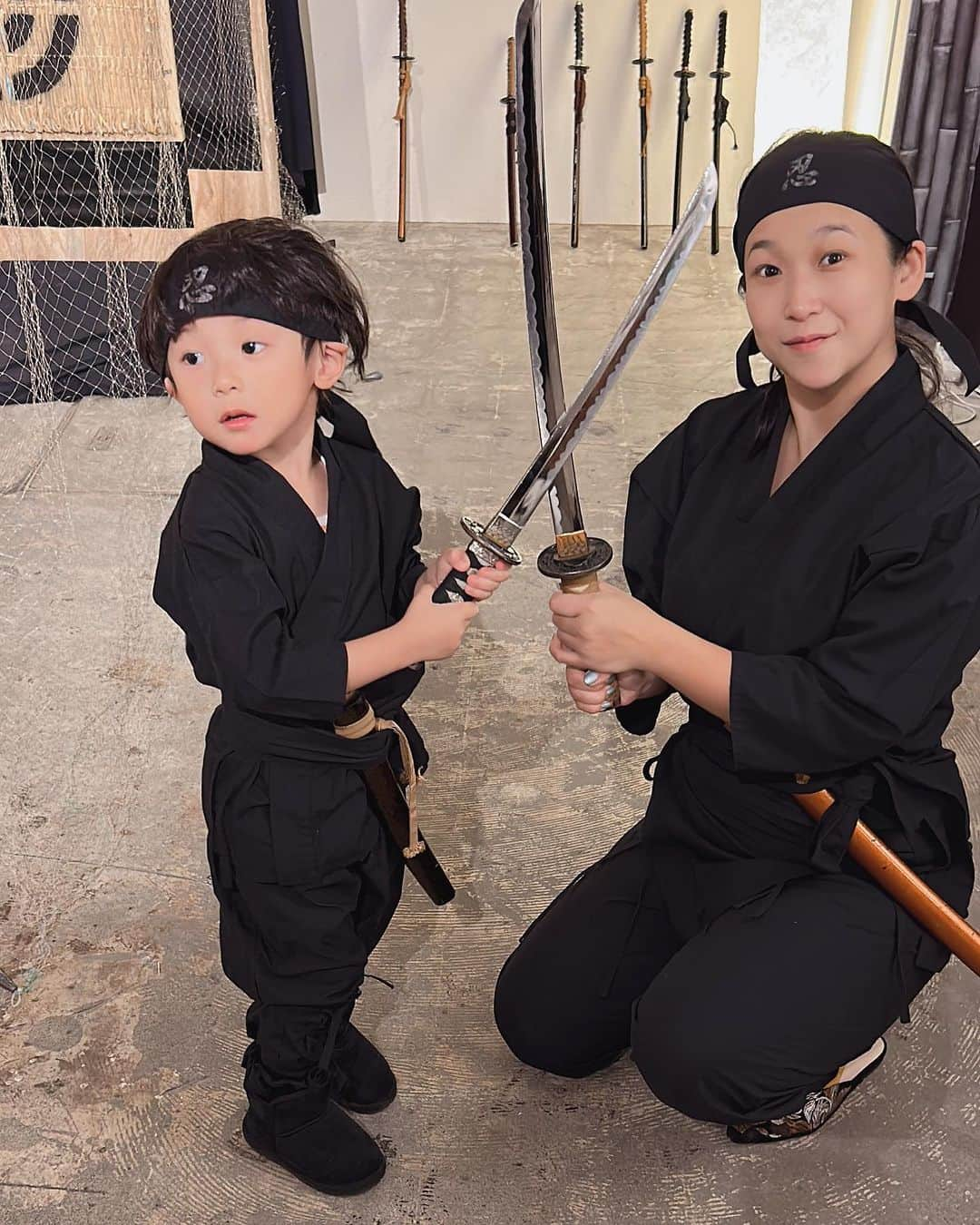 世手子さんのインスタグラム写真 - (世手子Instagram)「【PR】 We are a Shinobi clan🥷 We have been training as a ninja. ⚔️ ninja cafe fun🥤✨ 息子たちの11月は絶賛 #お誕生日月間 w @ninja_cafe_bar  #忍者体験カフェ原宿 に行ってきたでござる❗️ #自来也コース を堪能👏 忍者コスチュームレンタル＋忍者体験3種（手裏剣、吹き矢、剣術）＋ソフトドリンクがセットになったコース(^-^) #寿司太郎 はんと修行してきたでござるよ(￣▽￣)  #ninjaexperiencecafeharajuku 楽しかったよ（＾ω＾） でも 寿司太郎忍者、全然いい子じゃなかったでござるwww それでも体験させてくれる優しいカフェに感謝🌟🌟 ソフドリは #ニンジャエール をいただきました(*´ω｀*) お子様と素敵な思い出作るのにぴったりです(*´꒳`*) #忍者体験 #忍者カフェ #忍者 #原宿」11月21日 0時43分 - rojide