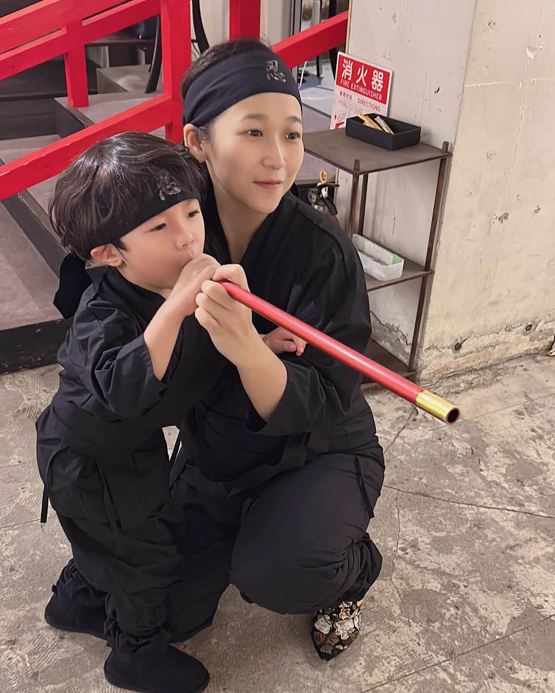 世手子さんのインスタグラム写真 - (世手子Instagram)「【PR】 We are a Shinobi clan🥷 We have been training as a ninja. ⚔️ ninja cafe fun🥤✨ 息子たちの11月は絶賛 #お誕生日月間 w @ninja_cafe_bar  #忍者体験カフェ原宿 に行ってきたでござる❗️ #自来也コース を堪能👏 忍者コスチュームレンタル＋忍者体験3種（手裏剣、吹き矢、剣術）＋ソフトドリンクがセットになったコース(^-^) #寿司太郎 はんと修行してきたでござるよ(￣▽￣)  #ninjaexperiencecafeharajuku 楽しかったよ（＾ω＾） でも 寿司太郎忍者、全然いい子じゃなかったでござるwww それでも体験させてくれる優しいカフェに感謝🌟🌟 ソフドリは #ニンジャエール をいただきました(*´ω｀*) お子様と素敵な思い出作るのにぴったりです(*´꒳`*) #忍者体験 #忍者カフェ #忍者 #原宿」11月21日 0時43分 - rojide