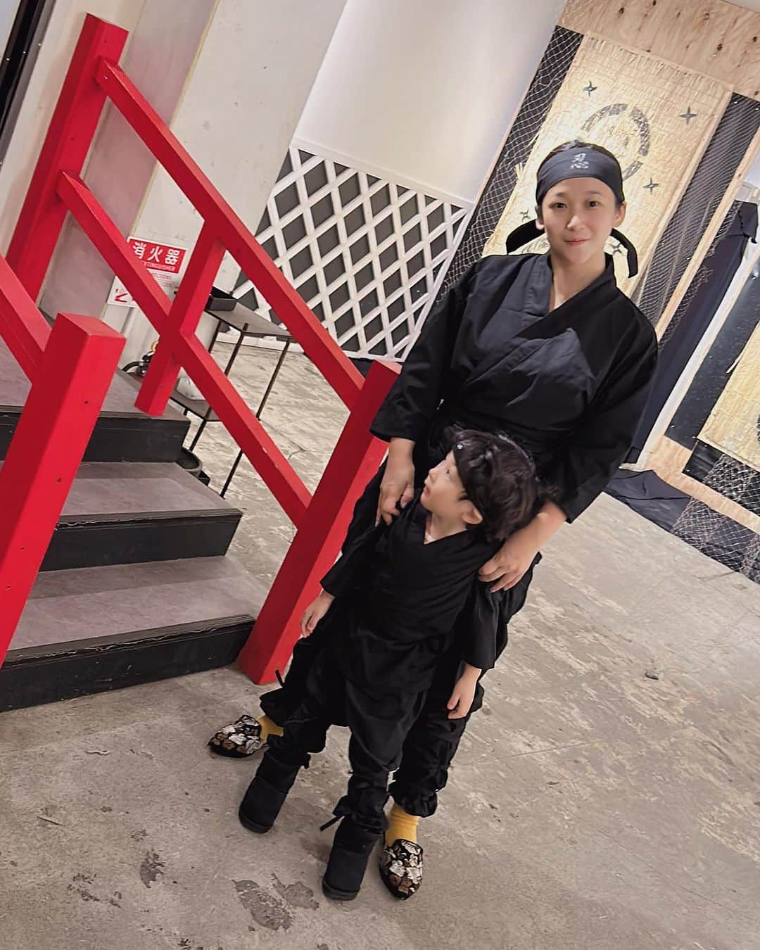 世手子さんのインスタグラム写真 - (世手子Instagram)「【PR】 We are a Shinobi clan🥷 We have been training as a ninja. ⚔️ ninja cafe fun🥤✨ 息子たちの11月は絶賛 #お誕生日月間 w @ninja_cafe_bar  #忍者体験カフェ原宿 に行ってきたでござる❗️ #自来也コース を堪能👏 忍者コスチュームレンタル＋忍者体験3種（手裏剣、吹き矢、剣術）＋ソフトドリンクがセットになったコース(^-^) #寿司太郎 はんと修行してきたでござるよ(￣▽￣)  #ninjaexperiencecafeharajuku 楽しかったよ（＾ω＾） でも 寿司太郎忍者、全然いい子じゃなかったでござるwww それでも体験させてくれる優しいカフェに感謝🌟🌟 ソフドリは #ニンジャエール をいただきました(*´ω｀*) お子様と素敵な思い出作るのにぴったりです(*´꒳`*) #忍者体験 #忍者カフェ #忍者 #原宿」11月21日 0時43分 - rojide