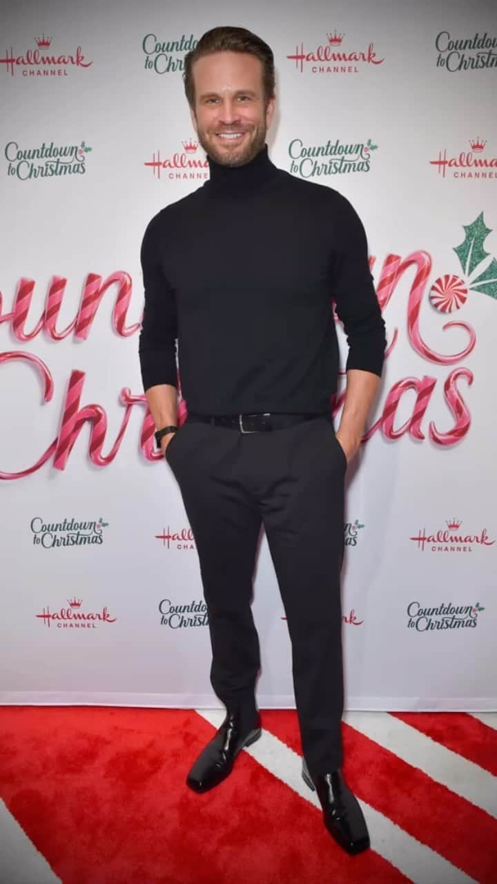 ジョン・ブラザートンのインスタグラム：「It’s that time of year…  Here’s to you @hallmarkchannel  ❤️🥂🎅 Christmas champs.  Rolling out the candy cane carpet to kick off the holiday season. Let’s gooooo!  #countdowntochristmas  #christmasoncherrylane  #allthefeels」