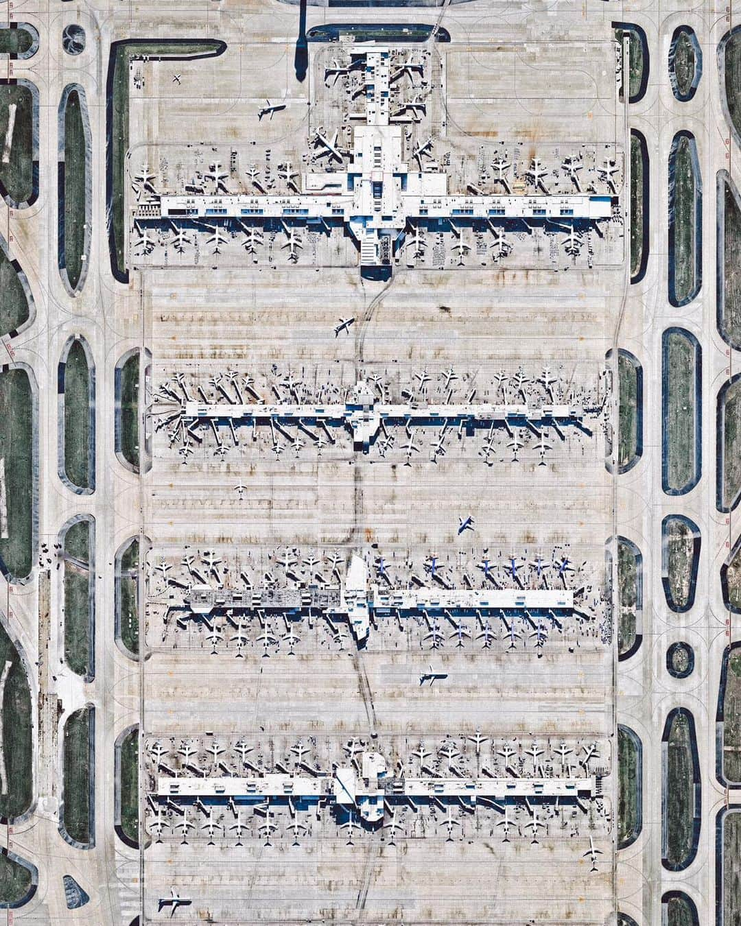 Daily Overviewのインスタグラム：「Hartsfield–Jackson International Airport in Atlanta, Georgia, has been the world’s busiest airport by passenger traffic since 1998. With 209 domestic and international gates and five parallel runways, it served 93.6 million passengers in 2022. As the Thanksgiving holiday approaches, the airport is expected to handle 3.6 million passengers between November 17 and 28.  Created by @dailyoverview Source imagery: @nearmap」