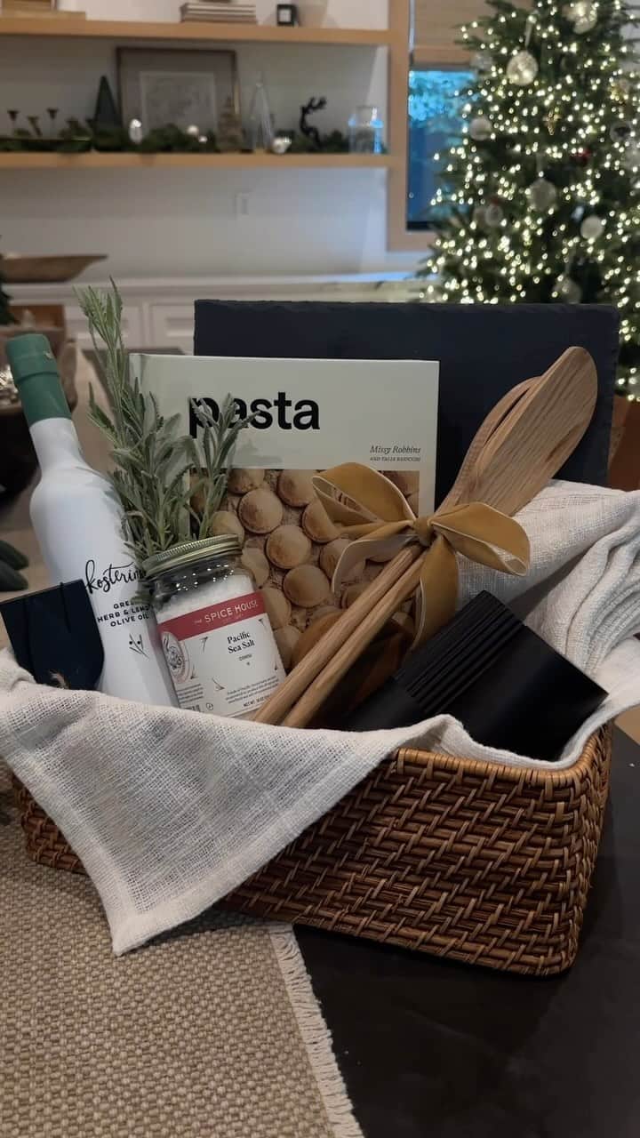 iluvsarahiiのインスタグラム：「One thing about me is that i love making baskets for the host 🧺🫶🏼 My friend hosted Friendsgiving this year so i made her this with pieces she can add to her new kitchen.  if you want do something similar for your friends and family there’s so many ideas on Pinterest too!  Everything is from @crateandbarrel」