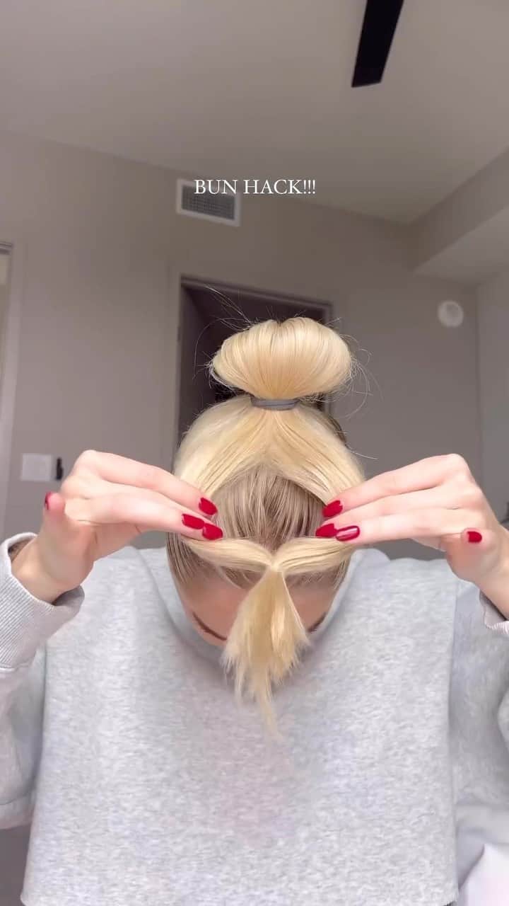 wakeupandmakeupのインスタグラム：「quick bun slay ✨💅 @sydneyschiffer」
