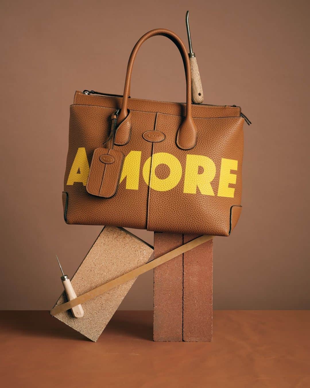 トッズのインスタグラム：「Tod’s joins Aura Blockchain Consortium, securing Digital Product Passports for the Iconic custom Di Bag.  Tod’s Passport assures authenticity of the bags, including ownership certificates which provide essential insights into the production and craftsmanship behind the product, and safeguards brand integrity, promotes transparency, and strengthens customer engagement.  Starting now, every personalised Di Bag will be digitally linked to an immutable traceability token.  #TodsPassport #TodsDiBag #Tods」
