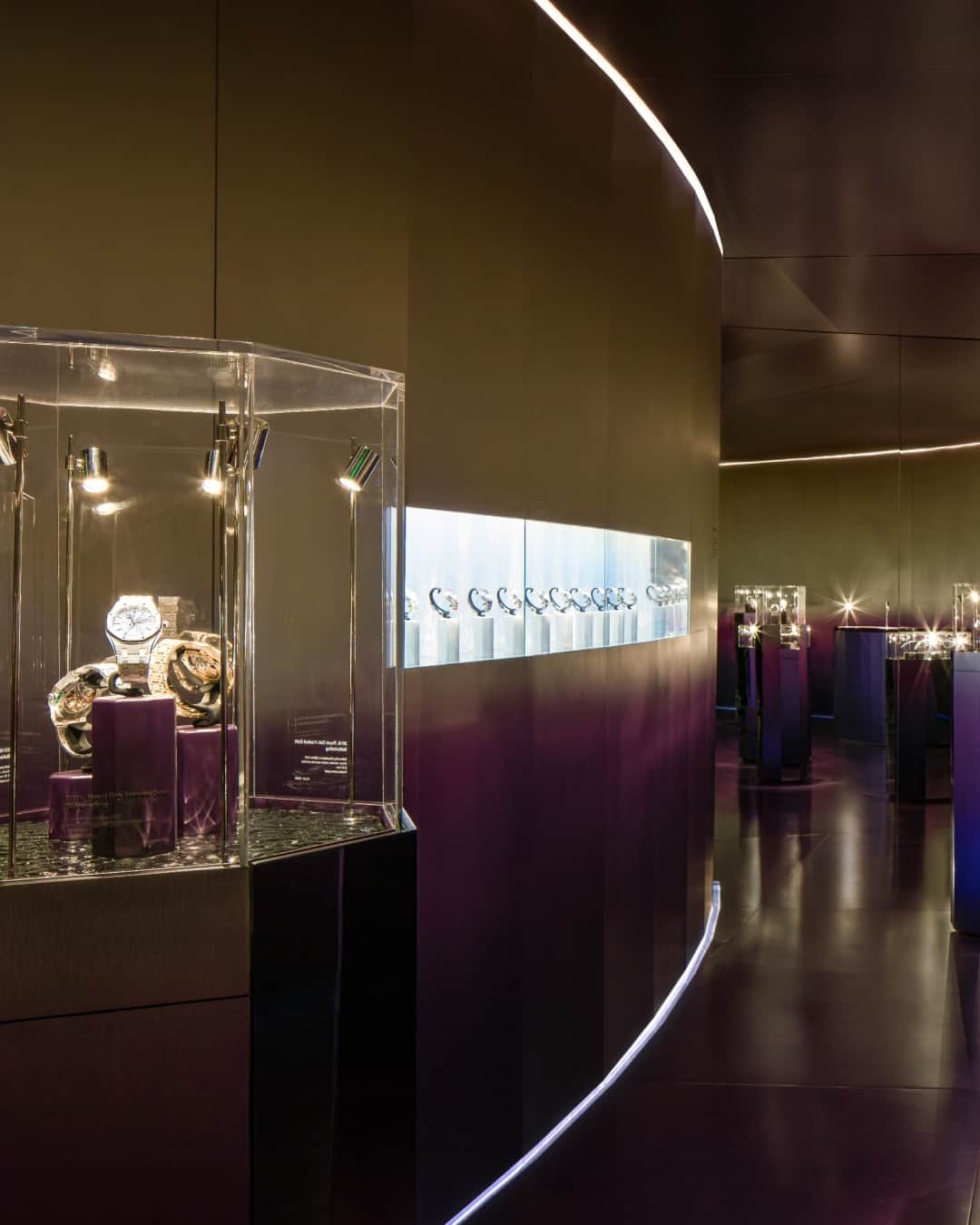 オーデマ・ピゲさんのインスタグラム写真 - (オーデマ・ピゲInstagram)「A showcase of heritage and future.  Our SEEK BEYOND exhibition offers an immersive and interactive journey on Audemars Piguet's universe, shedding light into the Manufacture's search into materials, gemstones, form language and colours.   #AudemarsPiguet #SEEKBEYOND #DWW2023」11月21日 1時00分 - audemarspiguet