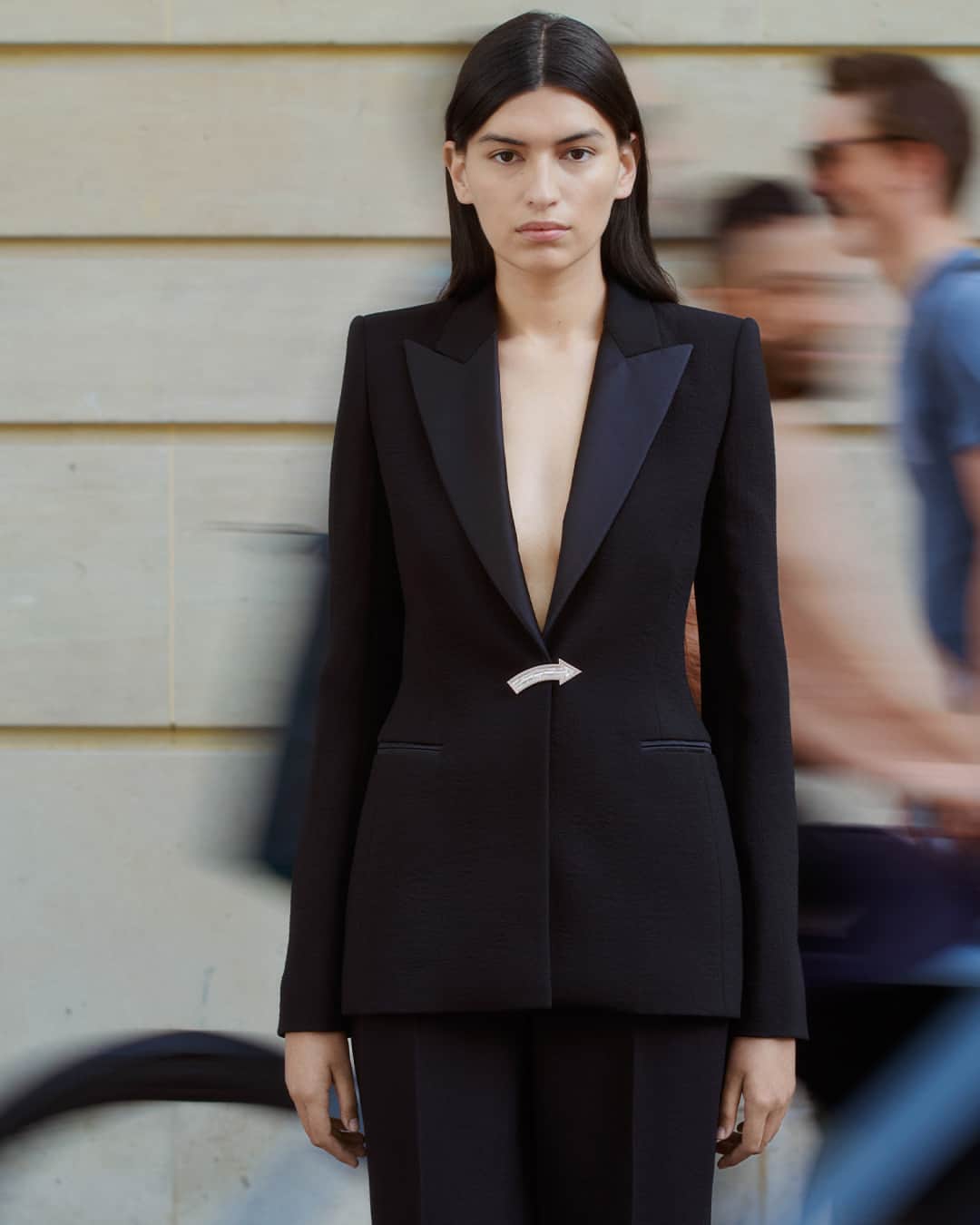 Chloéのインスタグラム：「The tailored tuxedo jacket in textured wool crepe with rhinestone arrow brooch and matching trousers provides an equally glamorous alternative to an evening dress this party season.  #ChloeSpring24」