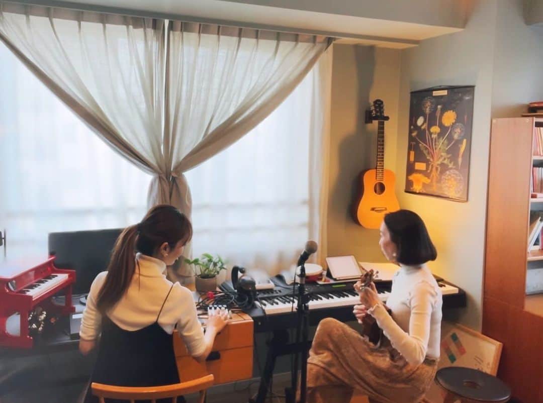 タイナカ彩智のインスタグラム：「わたしの小さな作業部屋に、わたしとわたし集まって、いよいよリハーサル。とても良いです🙆‍♀️✨ わたしとわたしのはじまりも、わたしの部屋だったね、と言われ、そうか、わたしとわたしのプライベート感はここから来てるのか。リビングじゃなくて、自分のお部屋。 そこからこっそり、宇宙へ遊びに行く感じ。 それを会場でも、一緒にやりましょう。🏠🚀  わたしとわたしのクリスマス  東京　12/3 sold out 京都　12/24  販売中！  🎫tiget.net/events/283471」