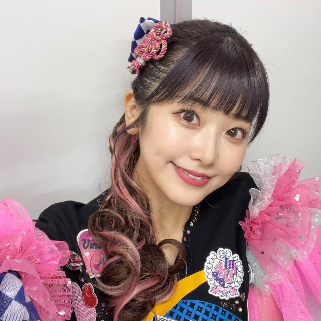 山下まみさんのインスタグラム写真 - (山下まみInstagram)「ライブの時は、毎回マツエクを片目80本から90本くらい？びっちりつけて挑んでたんだけど、  毎月定期的にサロンに通うのが苦手な私なので、日が経つにつれバラバラのまつ毛になっていって変な顔の日数が増えてしまうのが嫌で、 今回は思い切って自まつ毛で挑んでみました👀  マツエクない分、アイラインや目の下のキラッキラさで目力アップさせてみたよ〜。どうだったかしらん🎀  メイクは @chihiro.mua 💄ありがとううううう  #animaxmusix #animaxmusix2023」11月21日 0時57分 - yamashita_mami