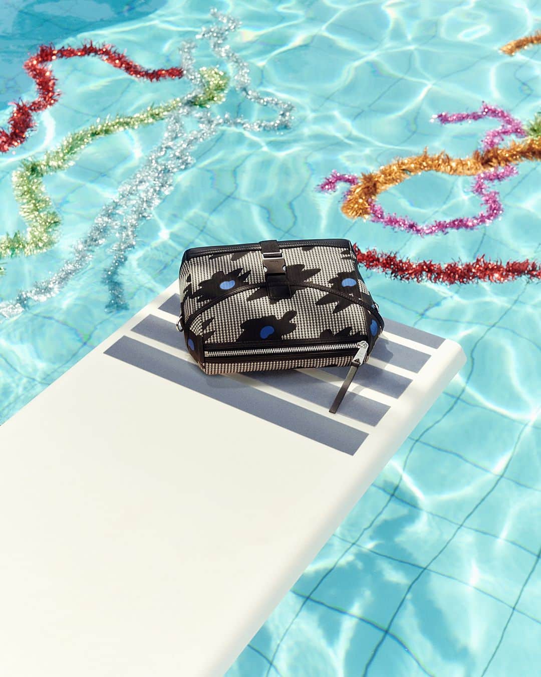 ポールスミスのインスタグラム：「The finishing touches.  🔗 Shop Paul Smith accessories at the link in bio.  #PaulSmith」