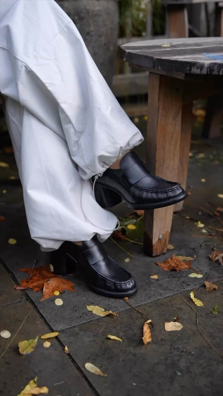 エコーのインスタグラム：「Time to play.   @bettinalooney wears the ECCO SCULPTED LX 55 by Natacha Ramsay-Levi.」