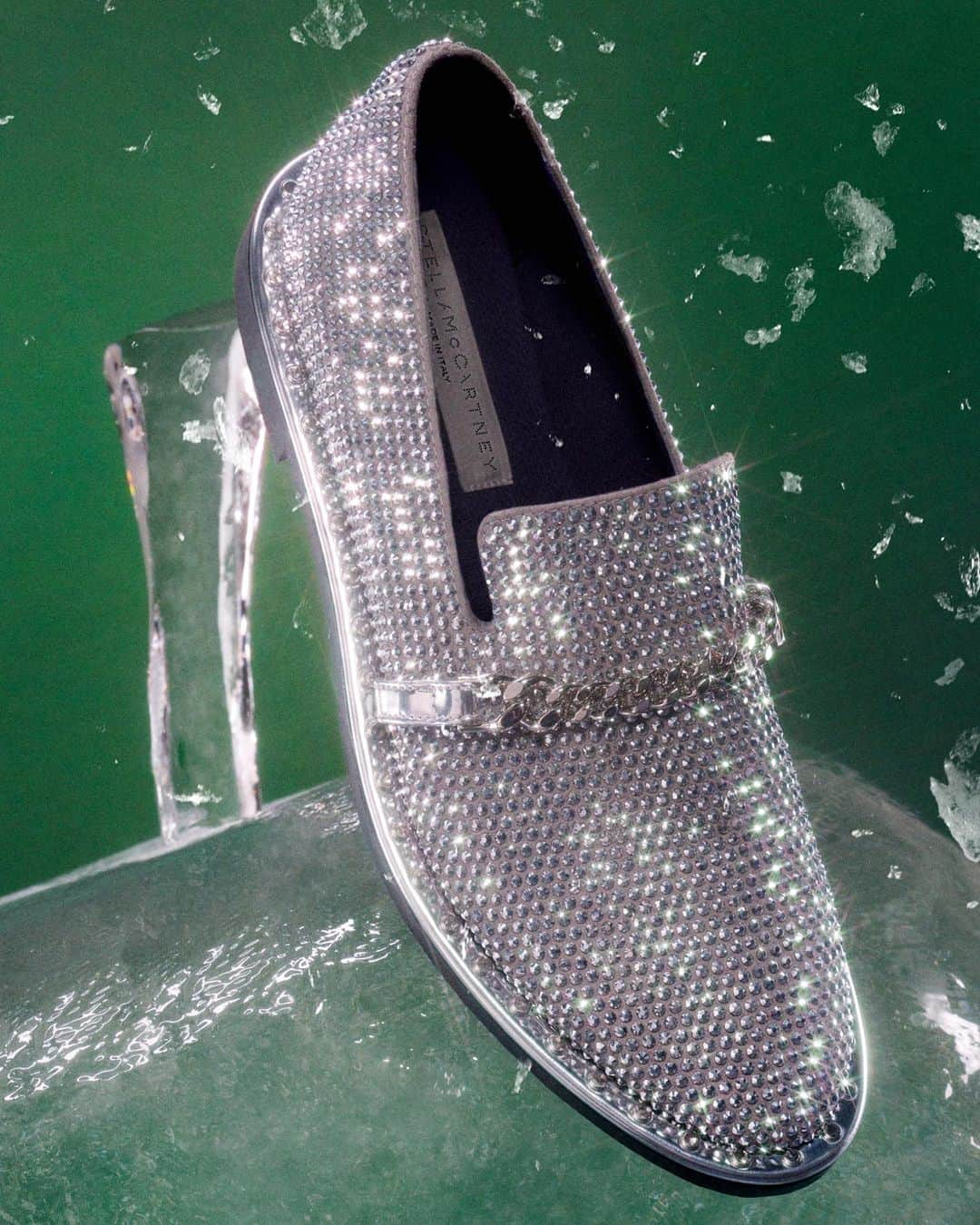 ステラ・マッカートニーのインスタグラム：「STELLABRATION: Break the ice with our statement #Falabella loafers, featuring our iconic chain and lead-free crystals.  Tap to shop #StellaHoliday and at link in bio.  #StellaMcCartney #StellaSpring24 #crueltyfree #vegan」