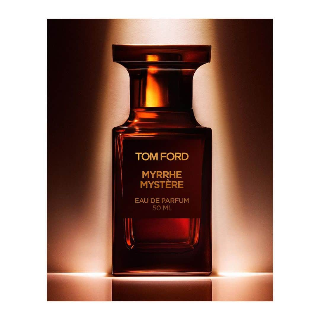 トムフォードのインスタグラム：「MYRRHE MYSTÈRE   GROUNDING AND MYSTICAL, CENTERED WITH VANILLA, MYRRH AND SENSUAL SANDALWOOD.   #TOMFORDBEAUTY #TOMFORD #TFGIFTS」