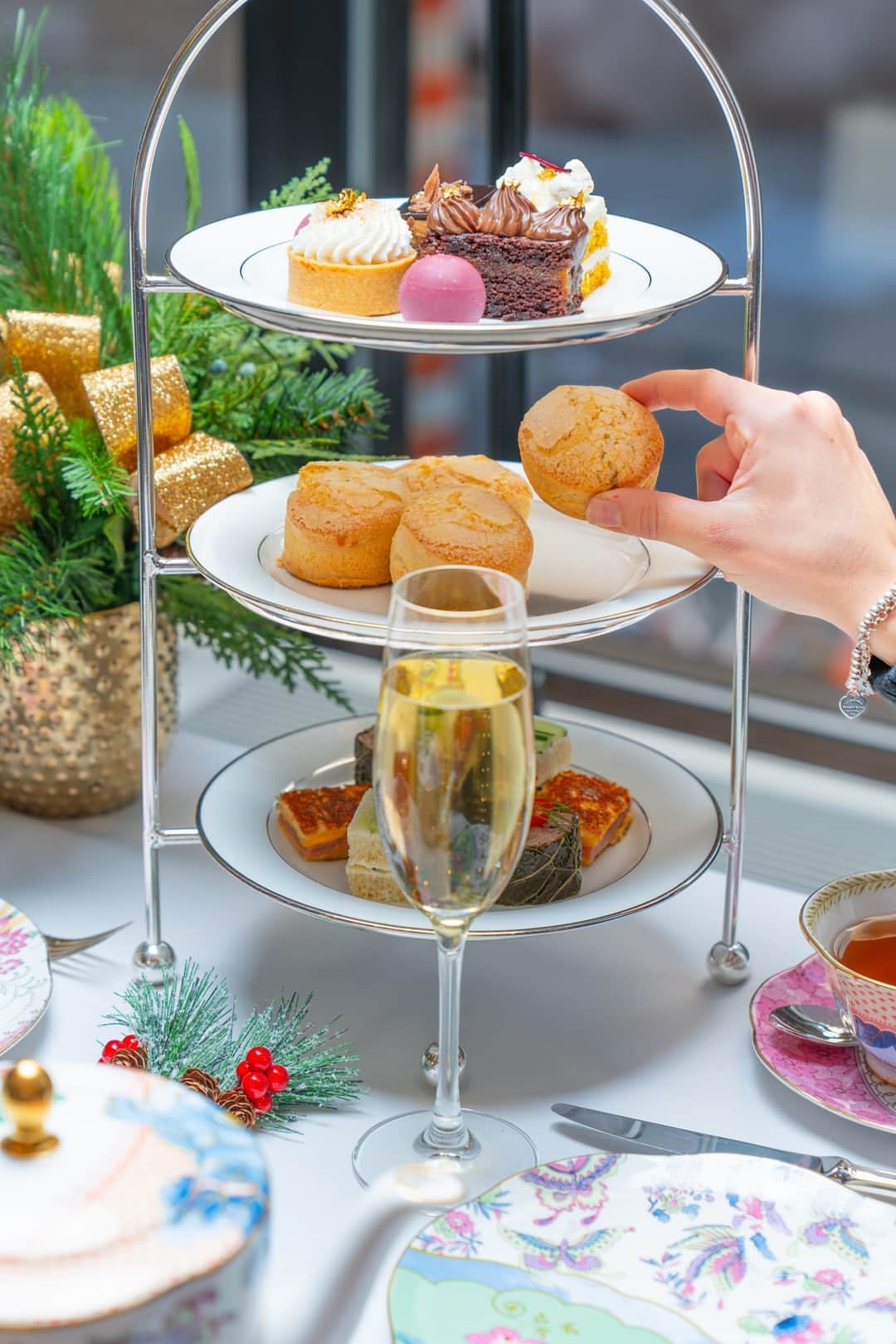 The Peninsula New Yorkのインスタグラム：「Sip on festive flavors and savor the sweet moments at our Festive Traditional Afternoon Tea.  . . . #thepeninsulanewyork #newyorkfoodie #nyceats #nycholidays」