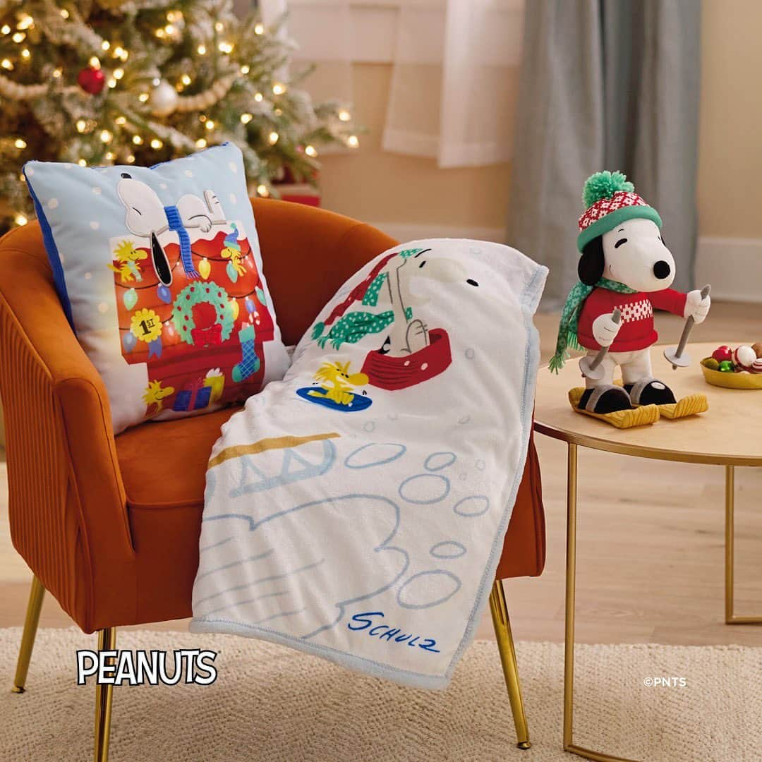 スヌーピーのインスタグラム：「Hit the slopes with Snoopy! 🛷⛷️Find these snowy Peanuts products in Hallmark Gold Crown stores and at the link in our bio.」