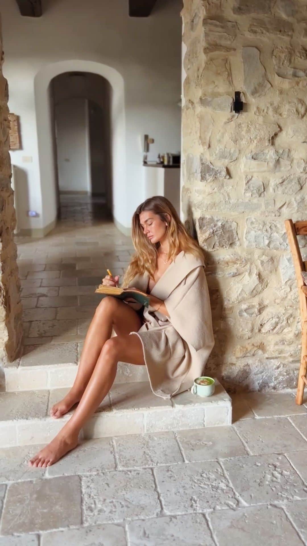 シェイナ・テイラーのインスタグラム：「Do you ever look back at the younger version of yourself? The one who had dreams, aspirations, and hopes, but also harbored doubts, uncertainties, and fears. That version of you who couldn’t quite see the path ahead, who didn’t know if they’d ever make it to where you are today.   Think about the resilience that brought you through those uncertain times. The determination that fueled your steps when the road got tough. The dreams you chased, even when others couldn’t see them or understand them.   All those experiences—the moments of doubt, the leaps of faith, the hurdles you cleared, and the hurdles that tripped you up—they’ve all played their part in shaping the incredible person you are right now. Your journey is a testament to your strength, your resilience, and your unwavering spirit.   Embrace this moment with deep gratitude. It’s not just about making it; it’s about thriving. You’ve not only exceeded the expectations of that younger you, but you’ve also set new ones, paving the way for what lies ahead.   So, when you look back, do so with a sense of pride and a heart full of hope. Because you’ve come so far, and there’s still an incredible journey ahead, waiting for you to explore and conquer. 🚀」