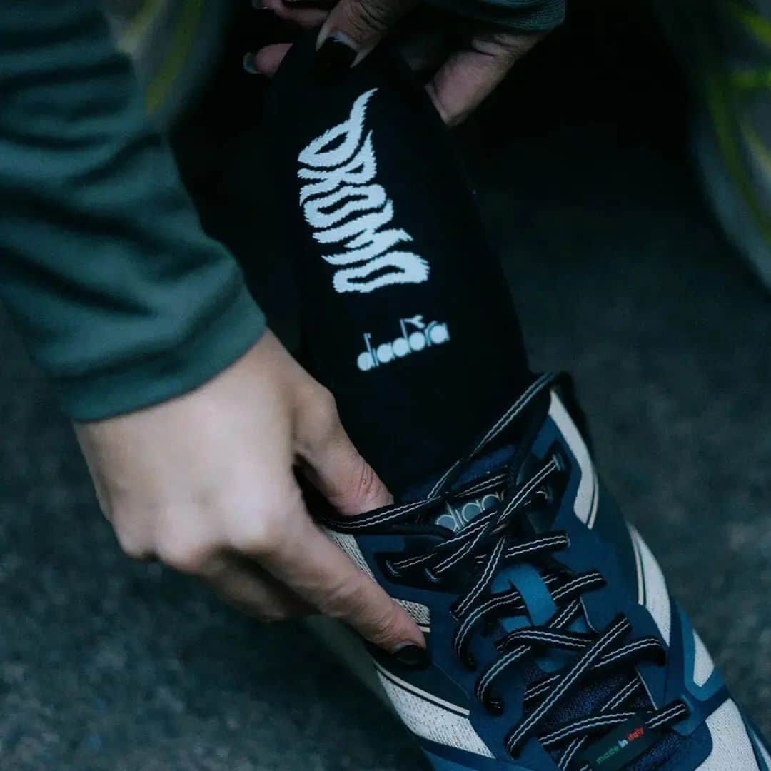 ディアドラさんのインスタグラム写真 - (ディアドラInstagram)「DROMO V7000: two parallel, exciting paths colliding.   Two dimensions, different entities looking for the same thing - authenticity.  @dromoruncrew and Diadora come together to express what they do best, in their own way: connecting people, creating unbreakable bonds through movement, and igniting the human spirit.   Presenting DROMO V7000 at the link in bio.  Expressing authentic, thriving Running Culture.  #diadora #diadorarunning」11月21日 1時06分 - diadora