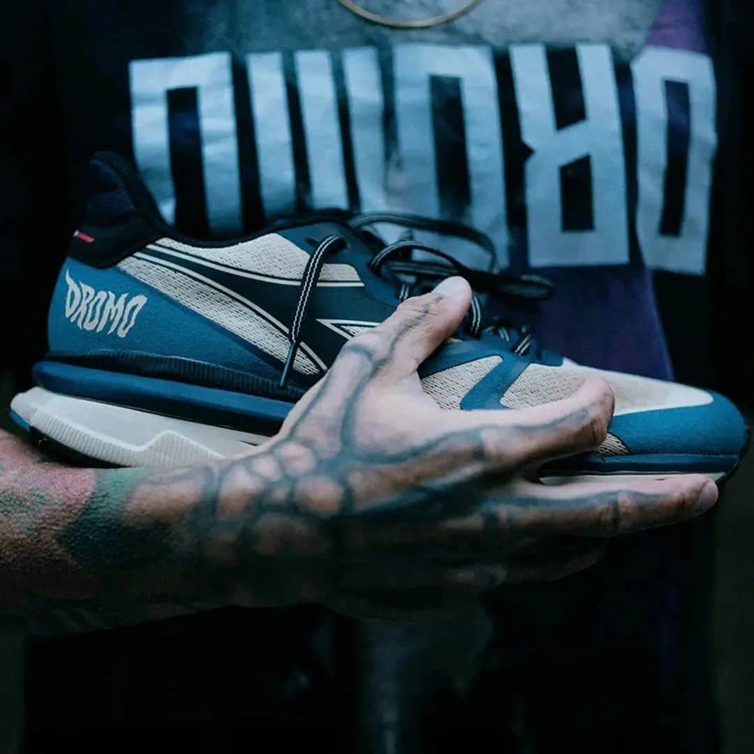 ディアドラのインスタグラム：「DROMO V7000: two parallel, exciting paths colliding.   Two dimensions, different entities looking for the same thing - authenticity.  @dromoruncrew and Diadora come together to express what they do best, in their own way: connecting people, creating unbreakable bonds through movement, and igniting the human spirit.   Presenting DROMO V7000 at the link in bio.  Expressing authentic, thriving Running Culture.  #diadora #diadorarunning」