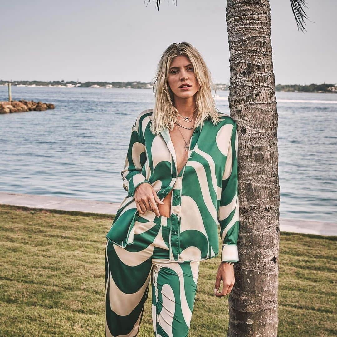 デヴォン・ウィンザーのインスタグラム：「Seaside lounging 🌊」