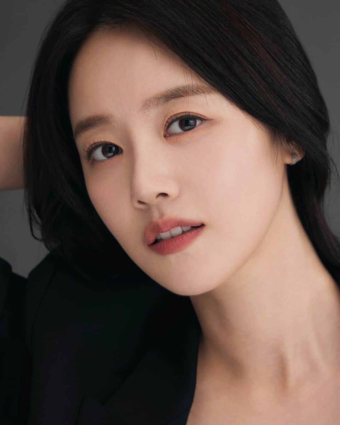 シン・ゴウンのインスタグラム：「나지금 진짜 이렇게 안생겼어.  #이미지나인컴즈」
