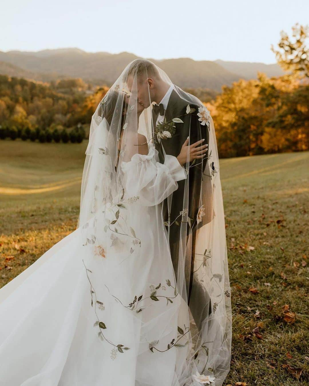 Monique Lhuillierのインスタグラム：「Sheer Beauty 🌸🍃 #moniquelhuillier #mlbride」