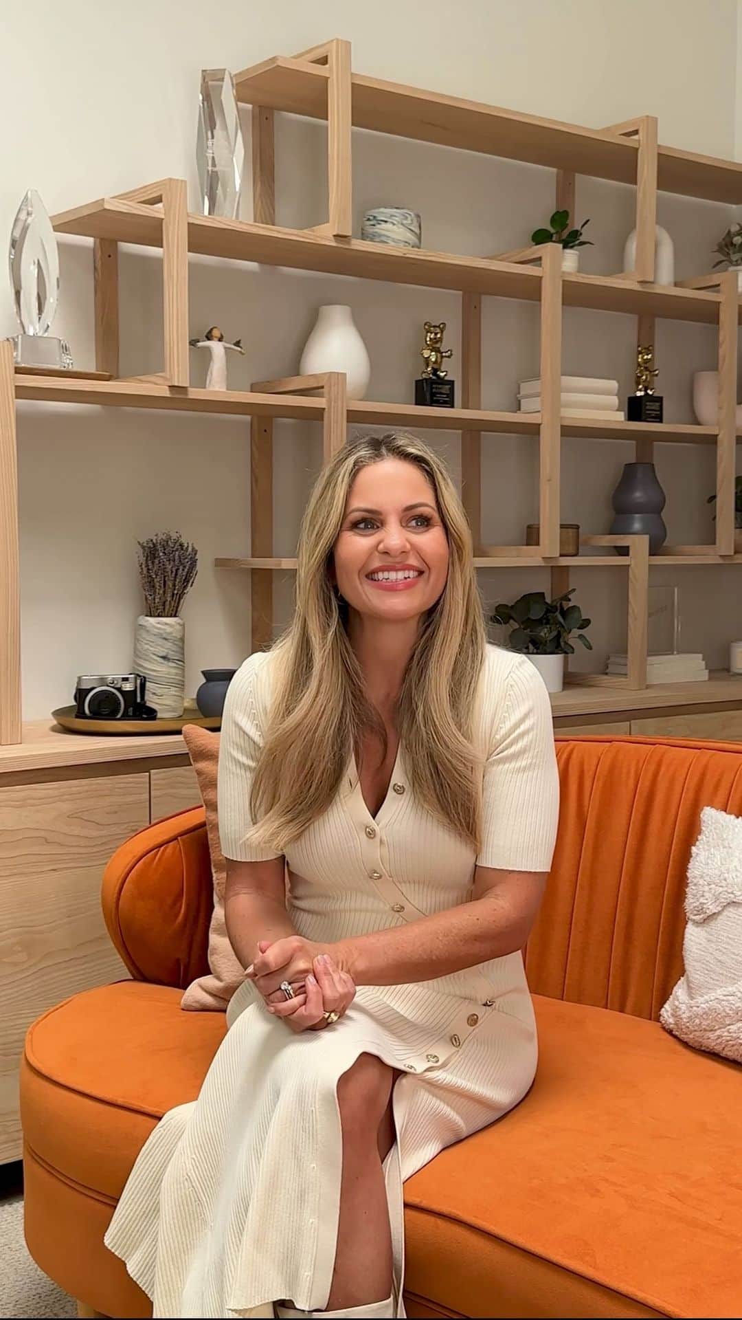 キャンディス・キャメロン・ブレのインスタグラム：「It’s the week of Thanksgiving where gratefulness should come naturally to us, but that’s not always the case is it? While we all rush around finalizing our recipes, getting our house cleaned for guests, and setting the dinner table, we tend to forget to stop, breathe, and GIVE THANKS 🍁  SO STOP, breathe, and give thanks with me during week 3 of my November Gratitude Challenge ✨  Here’s what I’m grateful for this week: • my salvation 🙏🏼 • my fiddle leaf figs George and Georgina 🌿 • fitness and being able to move my body 💪🏼  This week it’s a FAMILY AFFAIR and I’m choosing to tag @barbarajcameron + @bridgette_r + @my3joys + @kirkcameronofficial   Now it’s your turn!! Create a post, it can be a video or a photo, write down 3 things you are grateful for, tag 3 people to do the same, and tag me so I can re-post!! I’ve been re-posting ALL the videos & photos I have been tagged in, so keep ‘em coming!! Happy Thanksgiving week 🦃」