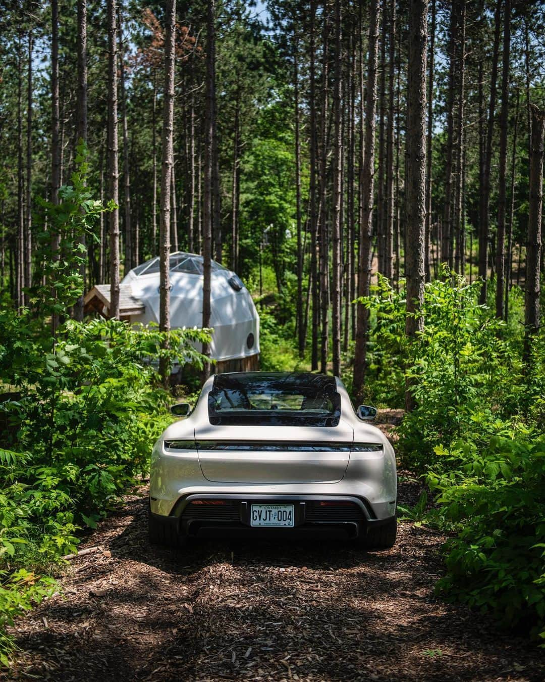 Porscheさんのインスタグラム写真 - (PorscheInstagram)「Who’s in the mood for a woodland getaway? 📸 @scarfonephoto for @porschecanada at @glenorofarm #PorscheMoment __ Model Range Taycan: Electrical consumption combined: 24,8 – 19.6 kWh/100 km (WLTP); CO₂ emissions combined: 0 g/km (WLTP); Electric range: 358 – 510 km; Electric range City: 433 – 627 km;  I https://porsche.click/DAT-Leitfaden I Status: 11/2023」11月21日 1時19分 - porsche