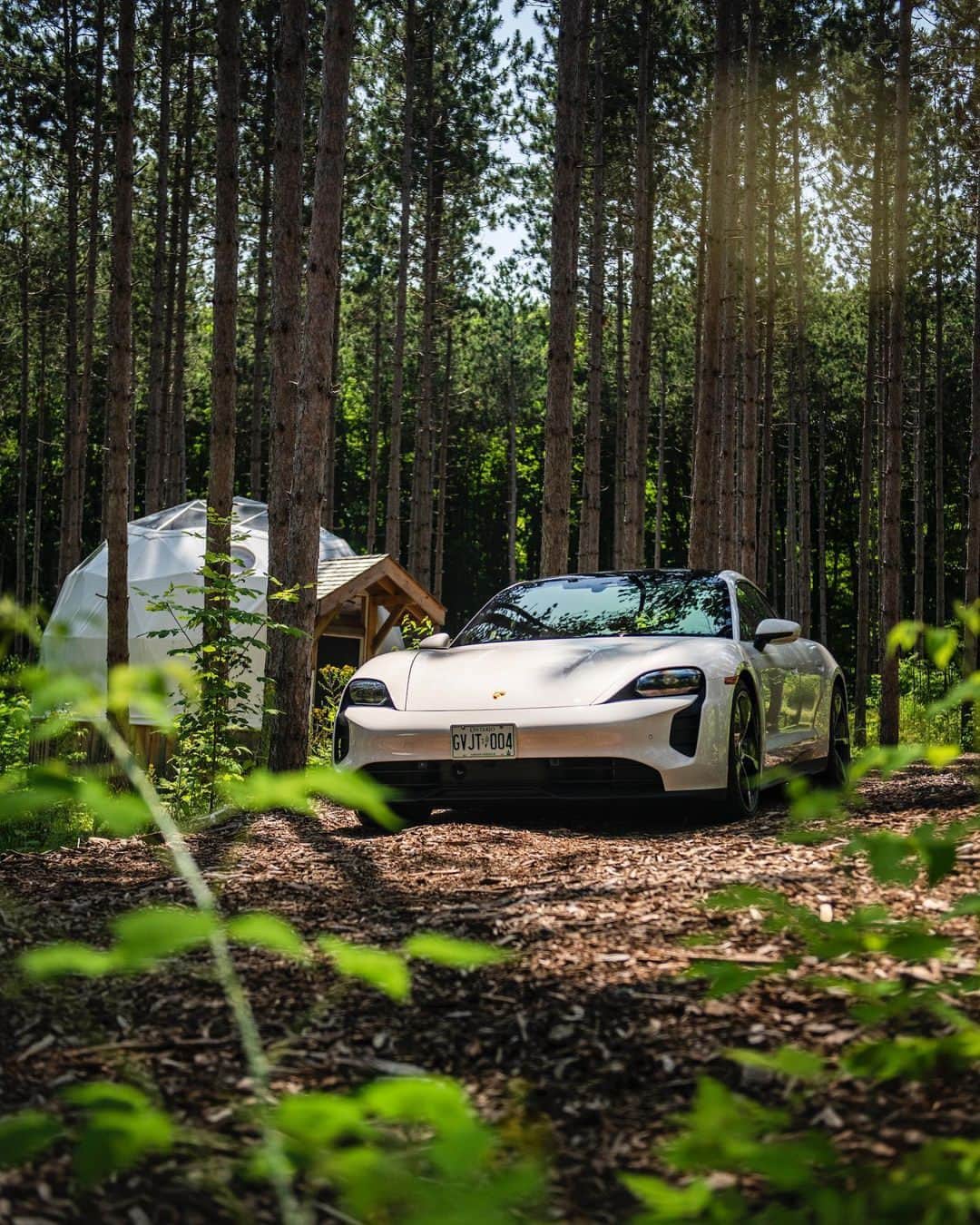 Porscheのインスタグラム：「Who’s in the mood for a woodland getaway? 📸 @scarfonephoto for @porschecanada at @glenorofarm #PorscheMoment __ Model Range Taycan: Electrical consumption combined: 24,8 – 19.6 kWh/100 km (WLTP); CO₂ emissions combined: 0 g/km (WLTP); Electric range: 358 – 510 km; Electric range City: 433 – 627 km;  I https://porsche.click/DAT-Leitfaden I Status: 11/2023」