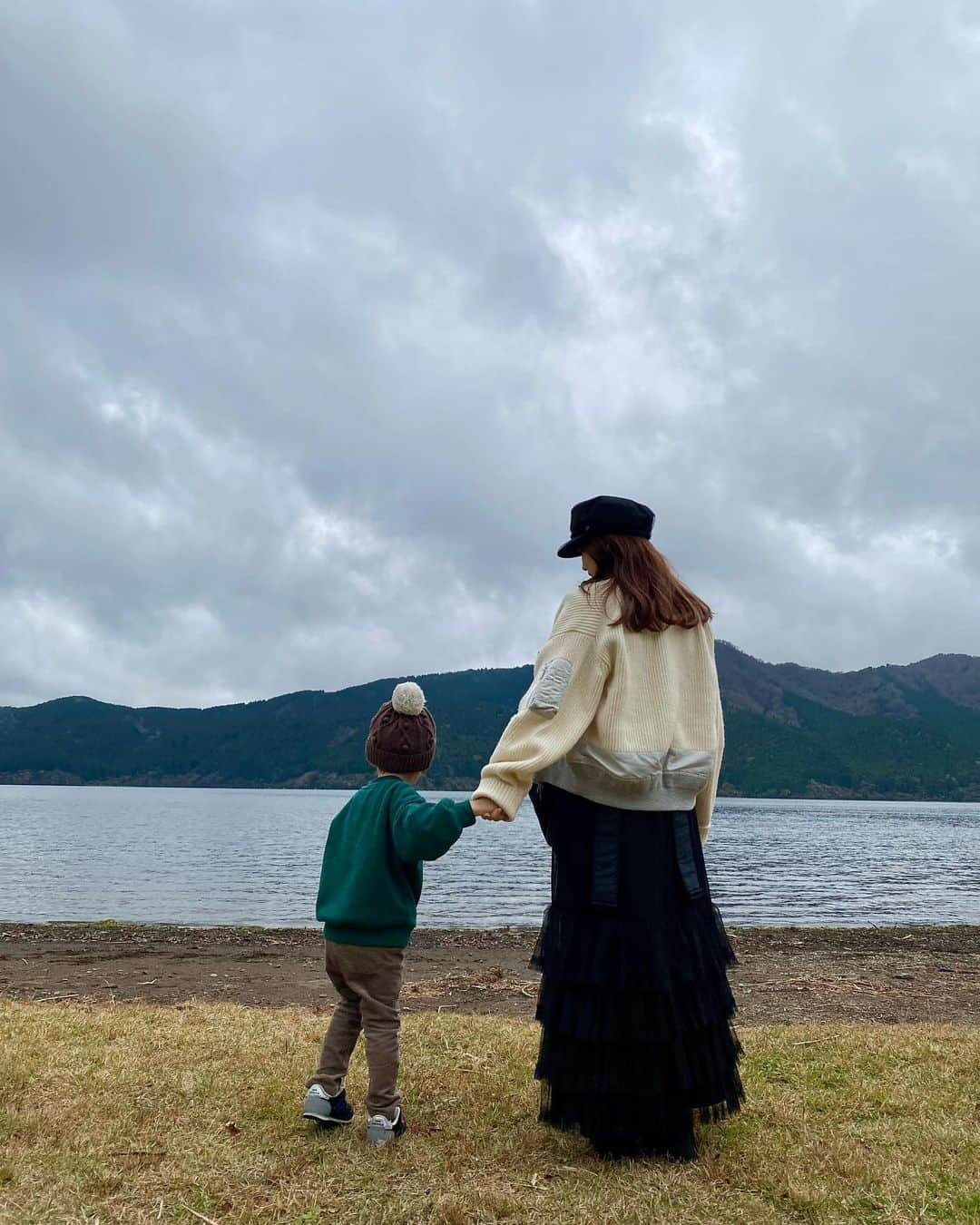 おりもあいさんのインスタグラム写真 - (おりもあいInstagram)「息子ちゃん(👦)は、旅行行くの楽しみにしていたようで数日前から「あと○回寝たら温泉‼️」って毎日ように言っていた🤣 温泉の温度をぬるめにしたらずっと入ってました🥰 赤出汁のお味噌汁がお気に入りだったようでおかわりして、大好きなお魚もたくさん食べていた✨🐟 2日目は曇り☁️で富士山見えず、山の頂上は3度だった🥶けど、動物と触れ合ったりして楽しんでいました😊💕」11月20日 16時32分 - ai_orimo