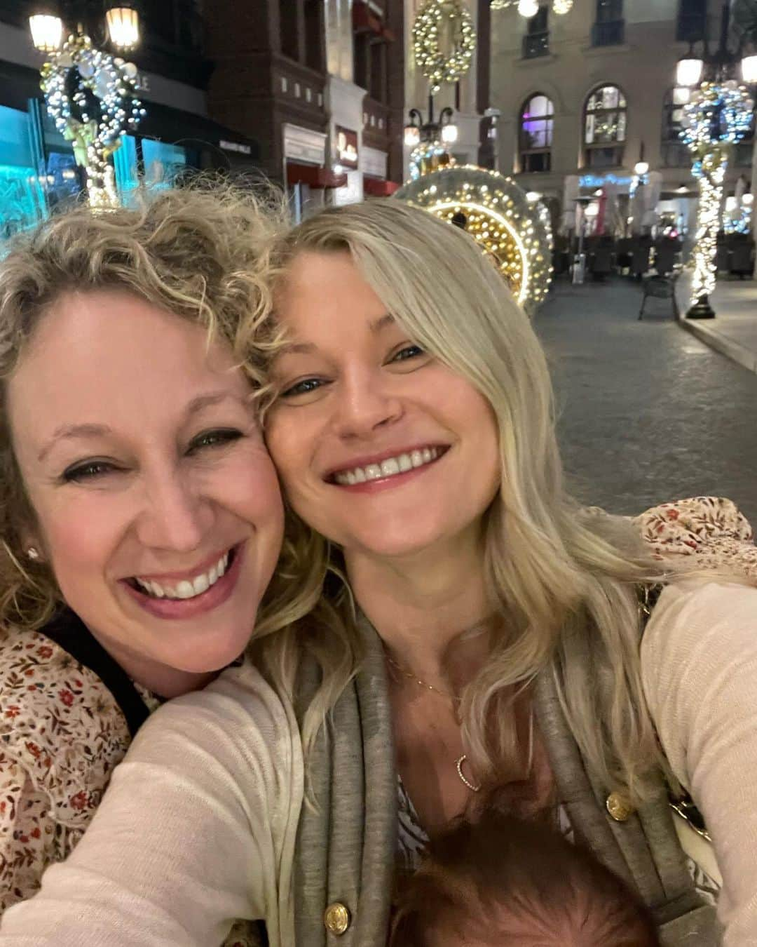 エミリー・デ・レイヴィンのインスタグラム：「Such a fun night with my beautiful friend @mollybaker2 delish dinner (TY @oceanprimebh ) and then some BH x-mad streetlight fun! Love ya Molly, Robert & Olive xoxo」