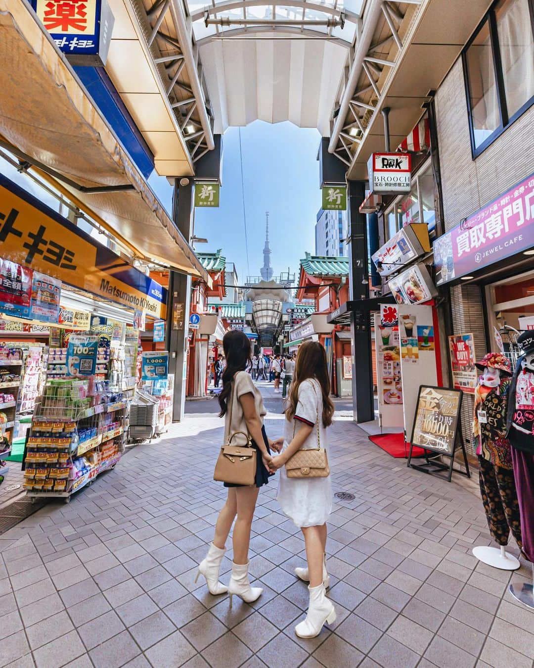 Stella Leeのインスタグラム：「A few sides of Asakusa 🇯🇵  All photo spots are available on www.stellartravelguide.com - 100 TOKYO SPOTS ❤️」